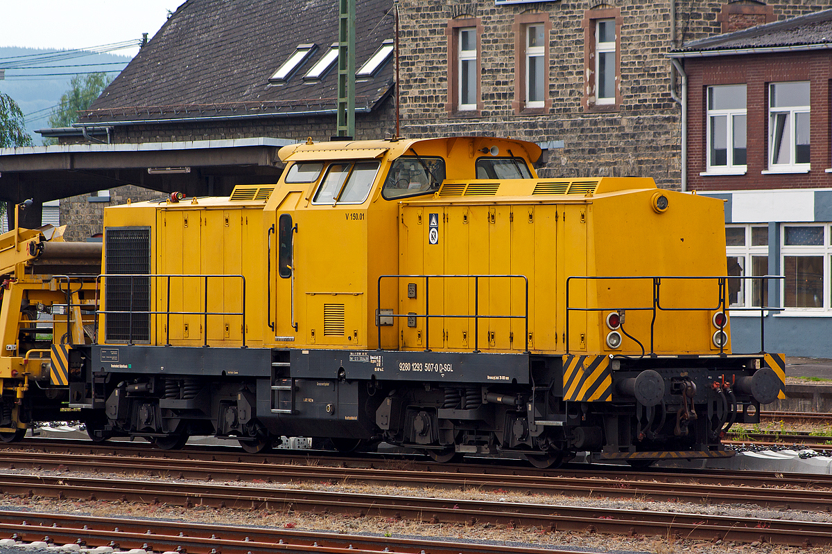 
V 150.03, ex DR 110 961-0, ex DB 710 961-4, der SGL Schienen-Güter-Logistik GmbH ist am 02.08.2014 mit einem Bauzug (Materialförder- und Siloeinheiten) beim Bahnhof Siershahn (Westerwald) abgestellt.

Die V 100.5  wurde 1983 von LEW  (VEB Lokomotivbau Elektrotechnische Werke „Hans Beimler“ Hennigsdorf)  unter der Fabriknummer 17310 gebaut und als DR 110 961-0 in Dienst gestellt, 1992 Umzeichnung in DR 710 961-4 und zum 01.01.1994 in DB 710 961-4. Die Ausmusterung bei der DB erfolgte 1996 und sie ging zur DGT (Deutsche Gleis- und Tiefbau GmbH, Berlin) als 710 963-4 wo sie bis 1999 im Einsatz war. 

Im Jahr 1999 erfolgte dann der Umbau bei Regental Fahrzeugwerkstätten GmbH gemäß Umbaukonzept BR 293 der ABB Daimler Benz Transportation GmbH. Im Jahr 2000 kam sie dann zur GSG Knape Gleissanierung GmbH, Kirchheim (Muttergesellschaft der SGL) als V 150.01 und 2008 zur  SGL Schienen Güter Logistik GmbH, Dachau als V 150.01 und so hat sie nun die NVR-Nummer 92 80 1293 507-0 D-SGL.

Die Baureihe 293:
ABB Daimler Benz Transportation (ADtranz) hat zwischen 1995 und 2002 insgesamt 59 ehem. DR V 100 Loks umfassend modernisiert. Sie erhielten die neue Baureihenbezeichnung BR 293. Die Modernisierung umfaßt u.a. die Aufarbeitung von Lokrahmen, Vorbauten, Führerhaus und Strömungsgetriebe. Der alte KVD Motor (Hersteller: VEB Kühlautomat Berlin-Johannistal) wird gegen einen Caterpillar oder MTU Motor getauscht, die Druckluftanlage wird erneuert, ebenso die elektrische Steuerung. Neu ist eine hydraulisch angetriebene Kühlanlage. 

Technische Daten:
Achsanordnung: B'B'
Spurweite: 1.435 mm
Länge über Puffer: 14.240 mm
Breite: 3.140 mm
Drehzapfenabstand: 7.000 mm
Gesamtachsstand: 9.300 mm
Höchstgeschwindigkeit: 100 km/h
Motor: 12-Zylinder-4-takt-Dieselmotor mit Turbolader und Ladeluftkühlung vom Typ CAT 3512 DI-TA
Motoren Hersteller: Zeppelin Baumaschinen GmbH Achim (b.Bremen)
Hubraum 51,8 Liter ( 170 mm Bohrung / 190 mm Hub)
Gewicht des Motors: 6.537 kg
Leistung:  1050 kW / 1428 PS bei 1800 U/min