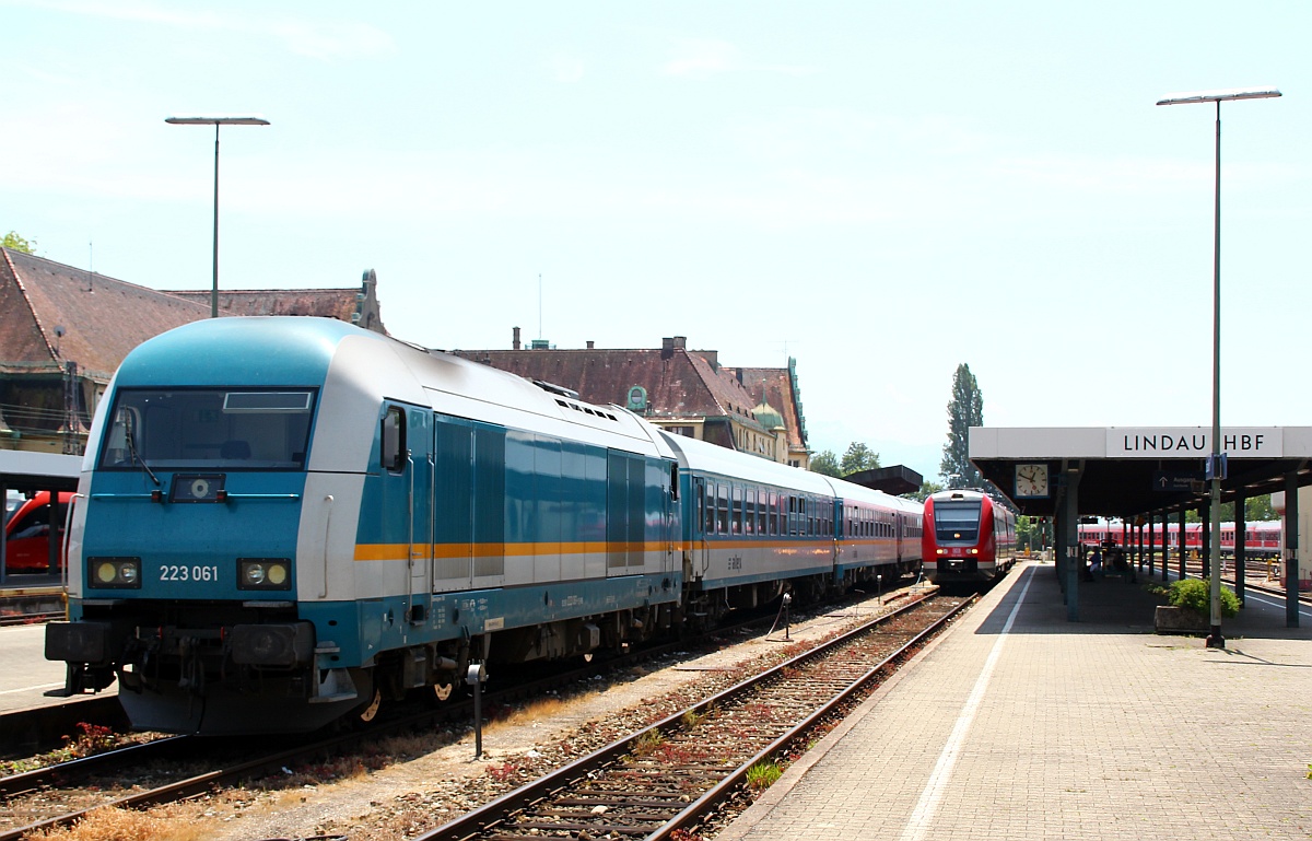 VBG 223 061-3 mit dem  Alex  von Lindau nach München steht hier in Bahnhof Lindau am Bodensee(üaVinG). 02.06.2012