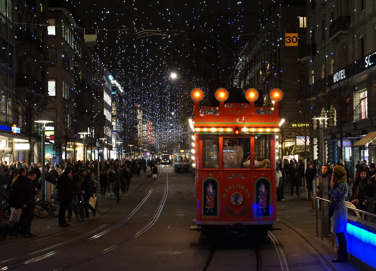 VBZ: M�rlitram Z�rich, 6. Dezember 2017.
Auch dieses Jahr war in Z�rich, Basel und Bern das beliebte vom St. Nikolaus chauffierte M�rlitram unterwegs.
Foto: Walter Ruetsch