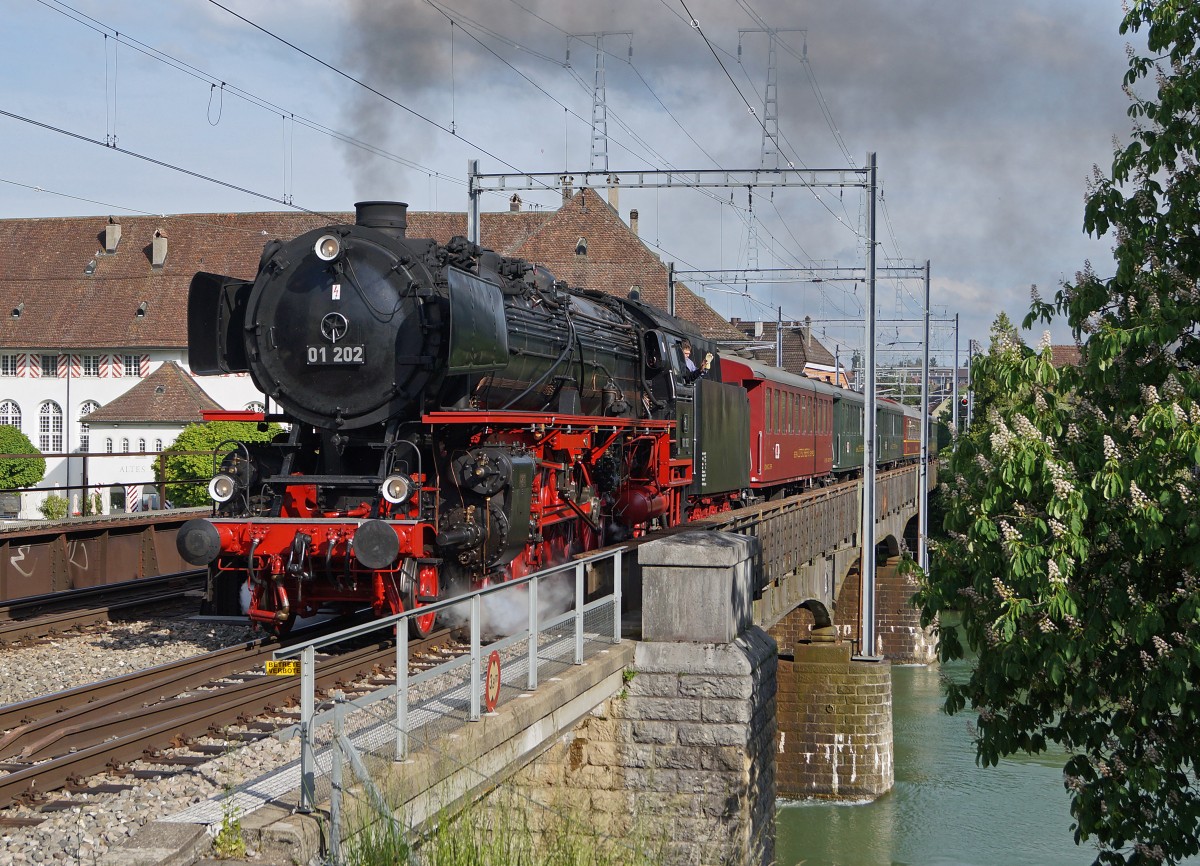 Verein Pacific 01202: Auf der Aarebrücke Solothurn wurde am 17. Mai 2015 die 01202 im Bilde fest gehalten, die sich auf der Rückreise vom Ausflung   Mit Volldampf Rund um den Bodensee  befand.
Foto: Walter Ruetsch