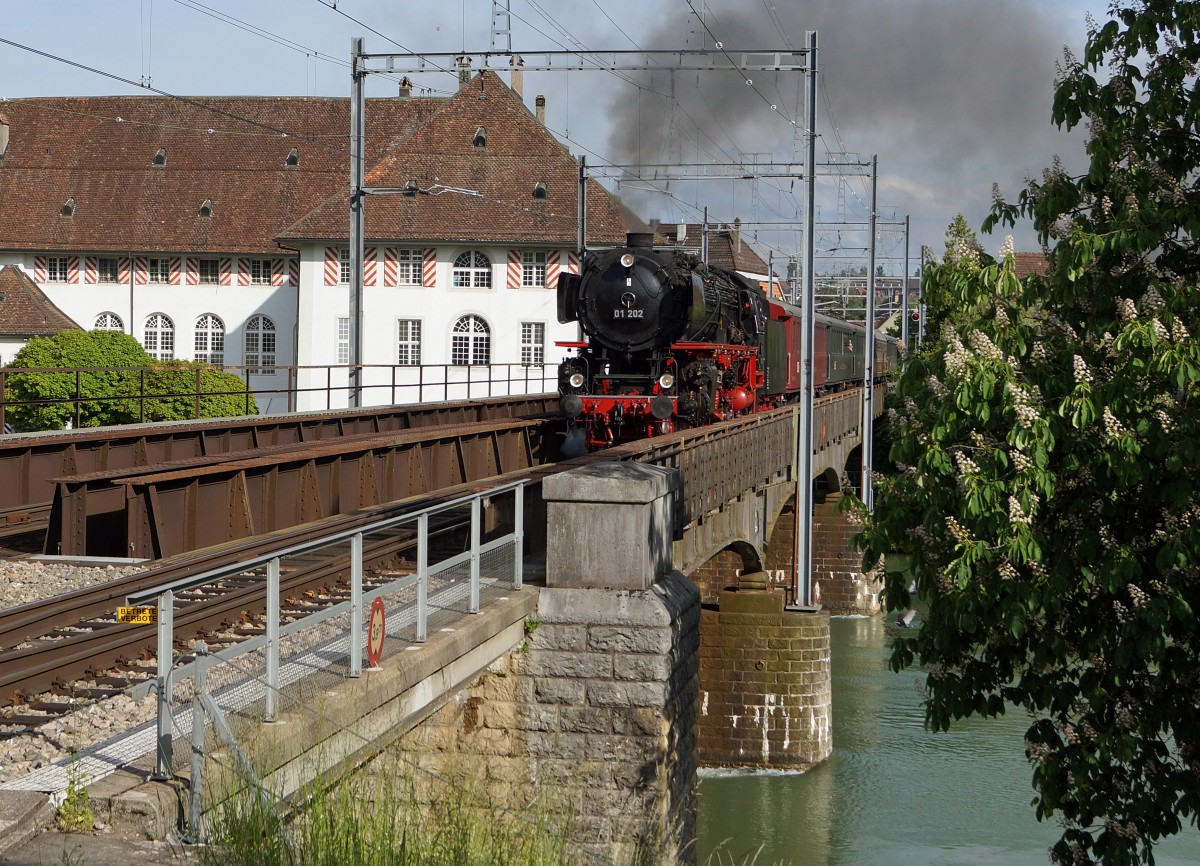 Verein Pacific 01202: Auf der Aarebr�cke Solothurn wurde am 17. Mai 2015 die 01202 im Bilde fest gehalten, die sich auf der R�ckreise vom Ausflung   Mit Volldampf Rund um den Bodensee  befand.
Foto: Walter Ruetsch