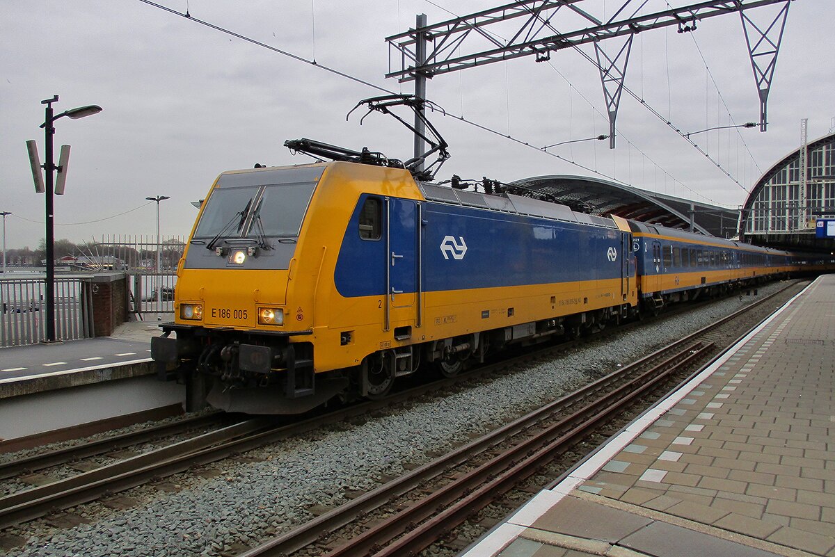 Vergengenheit: NS 186 005 steht mit ICR in Amsterdam Cenytraal. Ab Dezember 2025 sind die Reisewagen der ICR Vergangenheit und das bezeichnet auch das vorläufigen Aus für die NS TRAXXen der Reihe 186.
