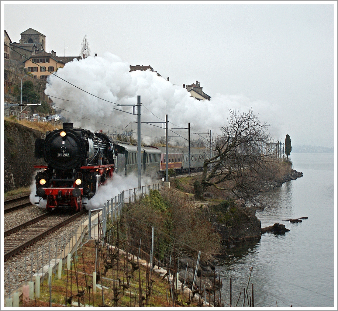 Version 2 (eng zugeschnitten):

Die  Pacific  01 202 mit den  Alpine Steam Express  bei St-Saphorin am 19. Jan. 2014. 

Aufnahme und Copyright Stefan Wohlfahrt
