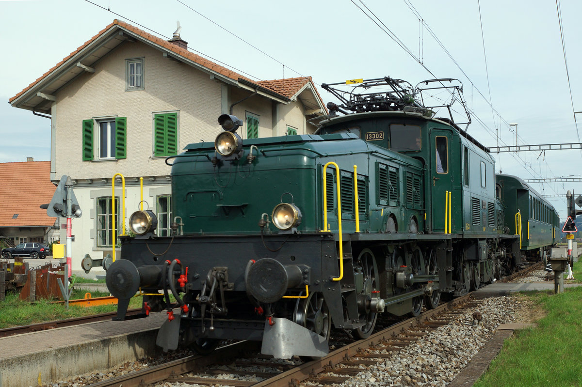 VHE/ Verein Historische Eisenbahn Emmental:
Anlässlich der Huttwiler Dampftage 2016 fand am 1. Oktober ein interessantes Triebwagentreffen statt.
Sonderzug mit der Be 6/8 III 13303 vor passender Kulisse in Lindenholz.
Foto: Walter Ruetsch 
