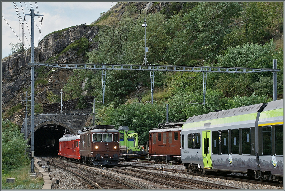 Viel BLS und etwas BLS: von rechts nach links:  Lötschberger , Ae 8/8, BLS Re 4/4 und im Schlepp der SBB RAe 4/8 1021  Churchill 
100 Jahre BLS.
Ausserberg, den 7. Sept. 2013