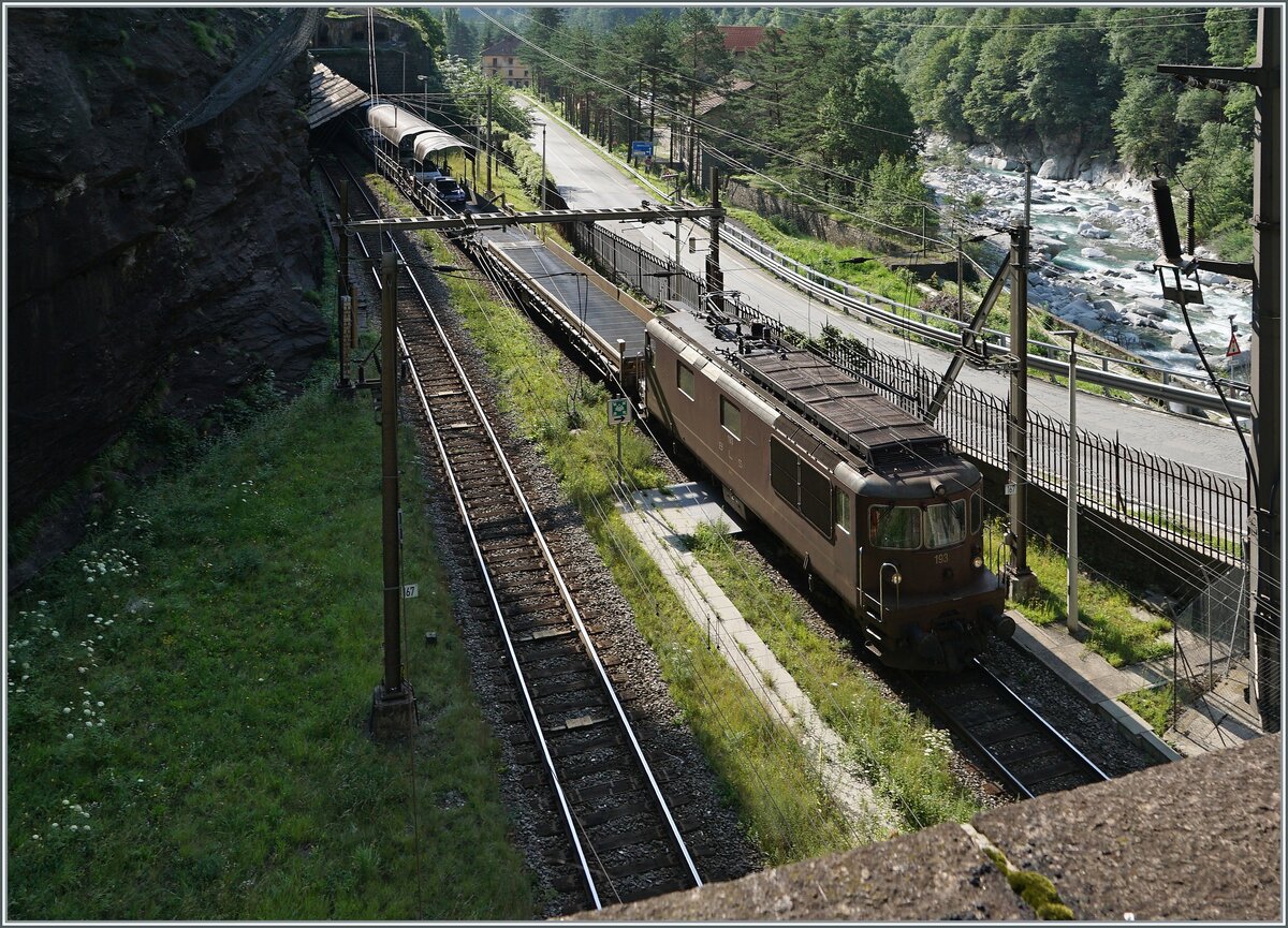 Viele Jahre lange lackierte die FS ihre E-Loks braun. Doch nun sind die BLS Re 4/4 wohl die letzten brauen Loks, die noch für eine kurze Zeit in Italien im planmässigen Betrieb beobachtet werden können... Die BLS Re 4/4 193 hat mit ihrem Autozug Iselle verlassen und wird gleich in den 19803 Meter langen Simplontunnel einfahren, auf dessen Südportal ich Stehe, bzw. auf dem Wiesenstück hinter der Tunnelkrone, die rechts unten zu sehen ist.

21. Juli 2021