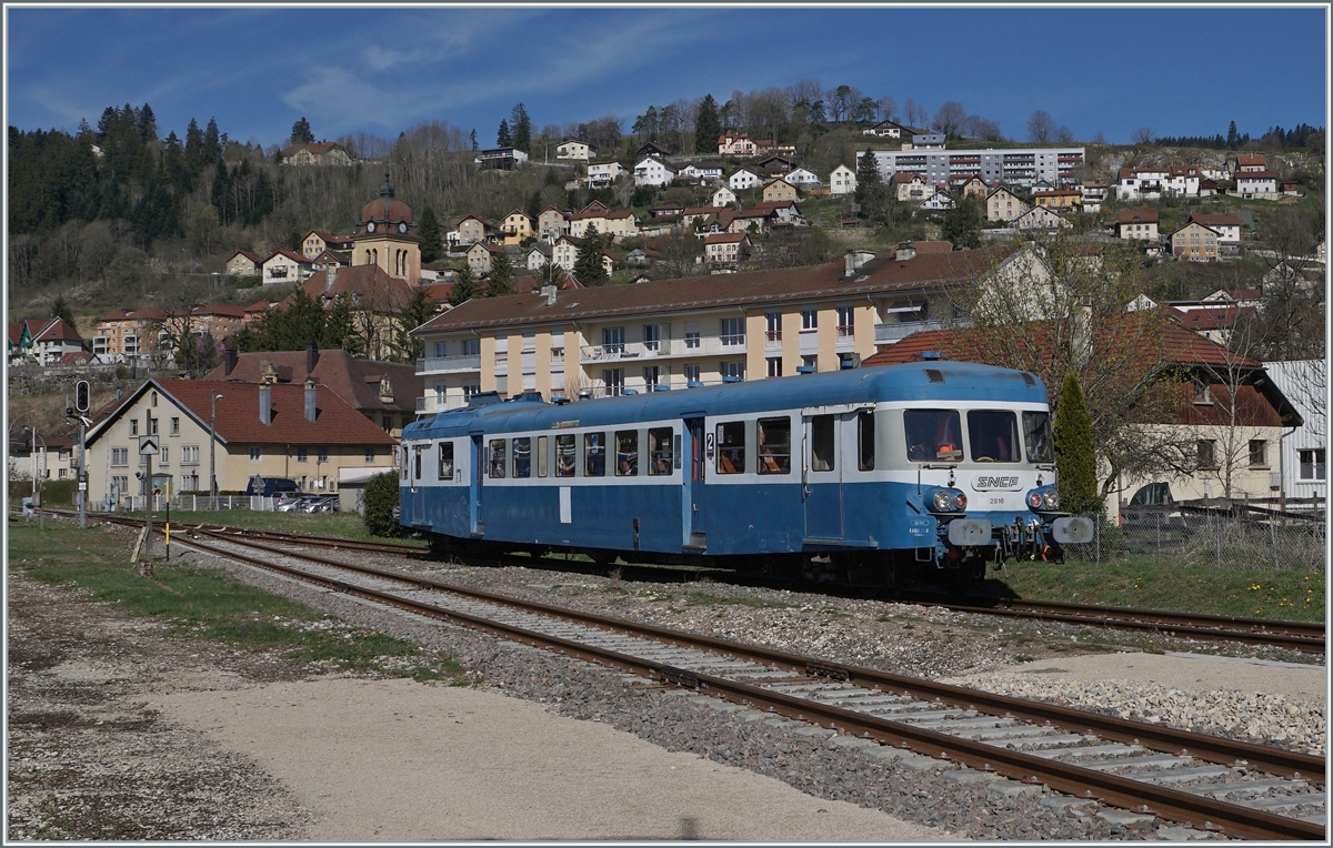 Viele Jahre später begegnet mir der SNCF X 2816 erneut, diesmal in Morteau. Die X 2800 wurden ab 1957 bei Decauville (X 2801 - X 2816) so wie bei Renault X 2817 - X 2919) gebaut, also insgesamt 119 Stück. Die letzten X 2800 verkehrten noch bis 2009 im regulären Verkehr. Der hier zu sehende X ABD 2816 gehört der  Assosiation l'autrail X2800 du Haut Doubs  und ist im Rahmen einer Ostersonderfahrt in Morteau beim Rangieren zu sehen. (Standpunkt: am Zaun, auf dem Parkplatz beim Bahnhof) 16. April 2022

16. April 2022