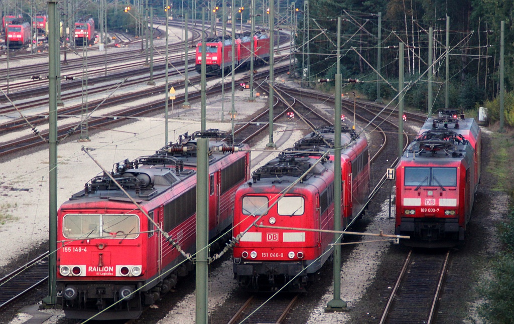 Vier Varianten der Güterzugloksparte stehen einträchtig nebeneinander und genießen das Wochenende 155 146-6, 151 046-0 und 189 003-7 plus was unbekanntes dahinter festgehalten in Maschen. 28.09.2012(üaV)