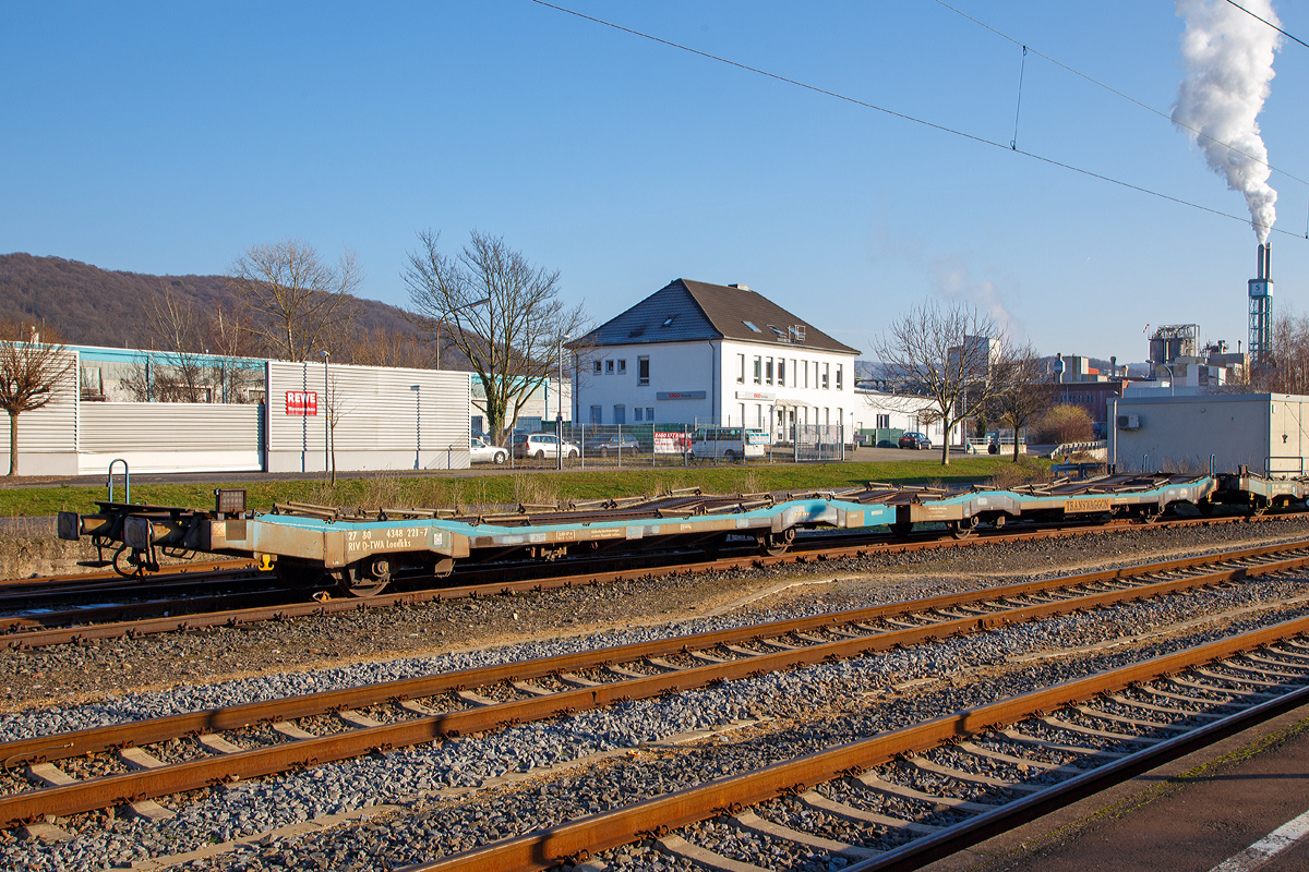 Vierachsige lange Flachwageneinheit mit abgesenktem Fu�boden und Radvorlegern der TRANSWAGGON GmbH, der Gattung Laadkks (TWA 850 RV), UIC 27 80 4348 221-7 D-TWA, abgestellt am 20.01.2019 im Bahnhof Bad H�nningen. 

Diese Flachwageneinheiten werden verwendet f�r den Transport von LKW-Sattelzugmaschinen, Traktoren etc.

TECHNISCHE DATEN:
Gattung: Laadkks (TWA 850 RV)
Spurweite: 1.435 mm
Anzahl der Achsen: 4
L�nge �ber Puffer : 30.980 mm
Ladel�nge : 29.740 mm
Ladebreite : 3.100 mm
Fu�bodenh�he �ber SOK: 850 / 1.000 mm
H�chstgeschwindigkeit: 100 km/h / 120 km/h (leer)
Eigengewicht: 29.400 kg
Nutzlast: 42,6t ab Streckenklasse B
Achsabst�nde: 9.000 mm / 6.480 mm / 9.000 mm
Verwendungsf�higkeit: RIV
Kleinster befahrb. Gleisbogenhalbmesser: 75 m