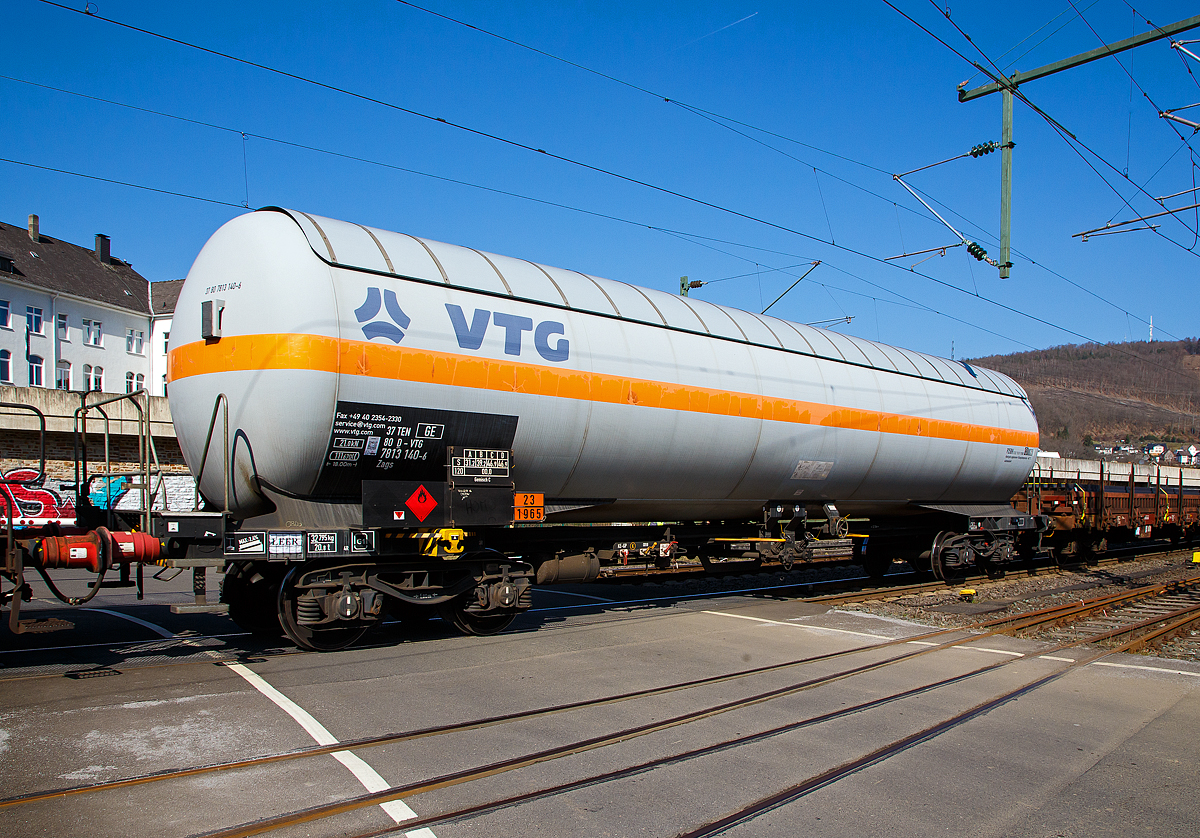 Vierachsiger Drehgestell-Druckgaskesselwagen für LPG, 37 80 7813 140-6 D-VTG, der Gattung Zags der VTG AG, Hamburg (VTG-Wagen-Typ G25.113D), im Zugverbund am 24.03.2021 bei der Zugdurchfahrt in Niederschelden (Sieg), hier passiert er gerade den Bü 343 (Km 112,183 der Siegstrecke KBS 460).

Im allgemeinen Sprachgebrauch versteht man unter Flüssiggas oft nur LPG (von engl. Liquified Petroleum Gas), das heißt verflüssigt kurzkettige Kohlenwasserstoffgase (Gemisch C), wie Propan, Isobutan, Butan o.ä., Gefahrgutkennzeichnung 23/1965. Diese Gase bleiben bei Raumtemperatur und geringer Kompression (< 10 bar) flüssig.

TECHNISCHE DATEN (gem. Anschriften) :
Spurweite: 1.435 mm
Achsanzahl: 4 (in 2 Drehgestelle)
Länge über Puffer : 18.000 mm
Drehzapfenabstand: 12.100 mm
Achsabstand im Drehgestell: 1.800 mm
Laufraddurchmesser:  920  mm (neu)
Höchstgeschwindigkeit: 100 km/h (beladen) / 120 km/h (leer)
Kleinster befahrbarer Gleisbogen: R 35 m
Eigengewicht: 32.795 kg
Nutzlast: 46,9 t (ab Streckenklasse D)
Gesamtvolumen: 111.640 Liter
Bremse: KE-GP (K)
Bremssohle: Cosid 810
Tankcode:  P25BH  mit Sondervorschriften TE 22 und TE 25 
P =Tank für verflüssigte oder unter Druck gelöste Gase
25 = Mindestberechnungsdruck 25 bar
B = Tank mit Bodenöffnungen mit 3 Verschlüssen für das Befüllen oder Entleeren 
H = luftdicht verschlossener Tank
Betriebsdruck: max. 19,23  bar
Berechnungstemperatur: -40°C/+50°C
Wärmeisolierung: Sonnenschutzdach
Intern. Verwendungsfähigkeit: TEN - GE