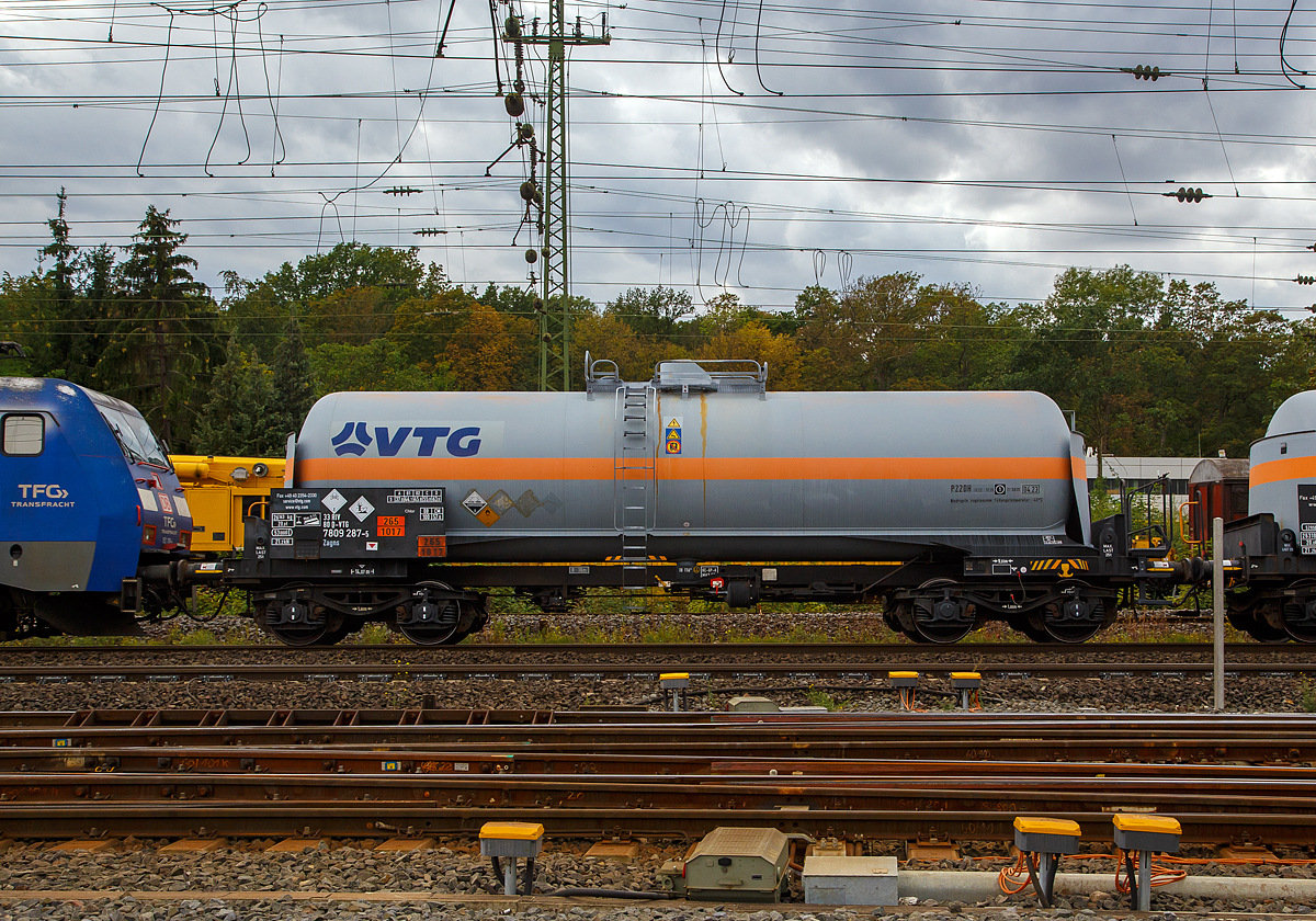 
Vierachsiger Drehgestell-Druckgaskesselwagen der Gattung Zagns, 33 80 7809 287-5 D-VTG, der VTG AG mit dem Ladegut Chlor (Gefahrgutnummer 265/1017 am 04.09.2020 im Zugverbund bei einer Zugdurchfahrt in Koblenz-Lützel.

TECHNISCHE DATEN (gem. Anschriften) :
Spurweite: 1.435 mm
Achsanzahl: 4 (in 2 Drehgestelle)
Länge über Puffer : 14.070 mm
Drehzapfenabstand: 9.030 mm
Achsabstand im Drehgestell: 1.800 mm
Höchstgeschwindigkeit: 100 km/h
Eigengewicht: 26.163 kg
Nutzlast: 63,8 t (bei Streckenklasse D)
Gesamtvolumen: 53.000 Liter
Intern. Verwendungsfähigkeit: RIV
Bauart der Bremse: KE – GP - A
Tankcode:  P22DH / Sondervorschrift TE 22 und TE 25 (Überpufferungsschutz durchTankschutzschild)
P =Tank für verflüssigte oder unter Druck gelöste Gase
22= Mindestberechnungsdruck 22 bar
D = Tank mit obenliegenden Öffnungen ohne Öffnungen unterhalb des Flüssigkeitsspiegels
H = luftdicht verschlossener Tank
