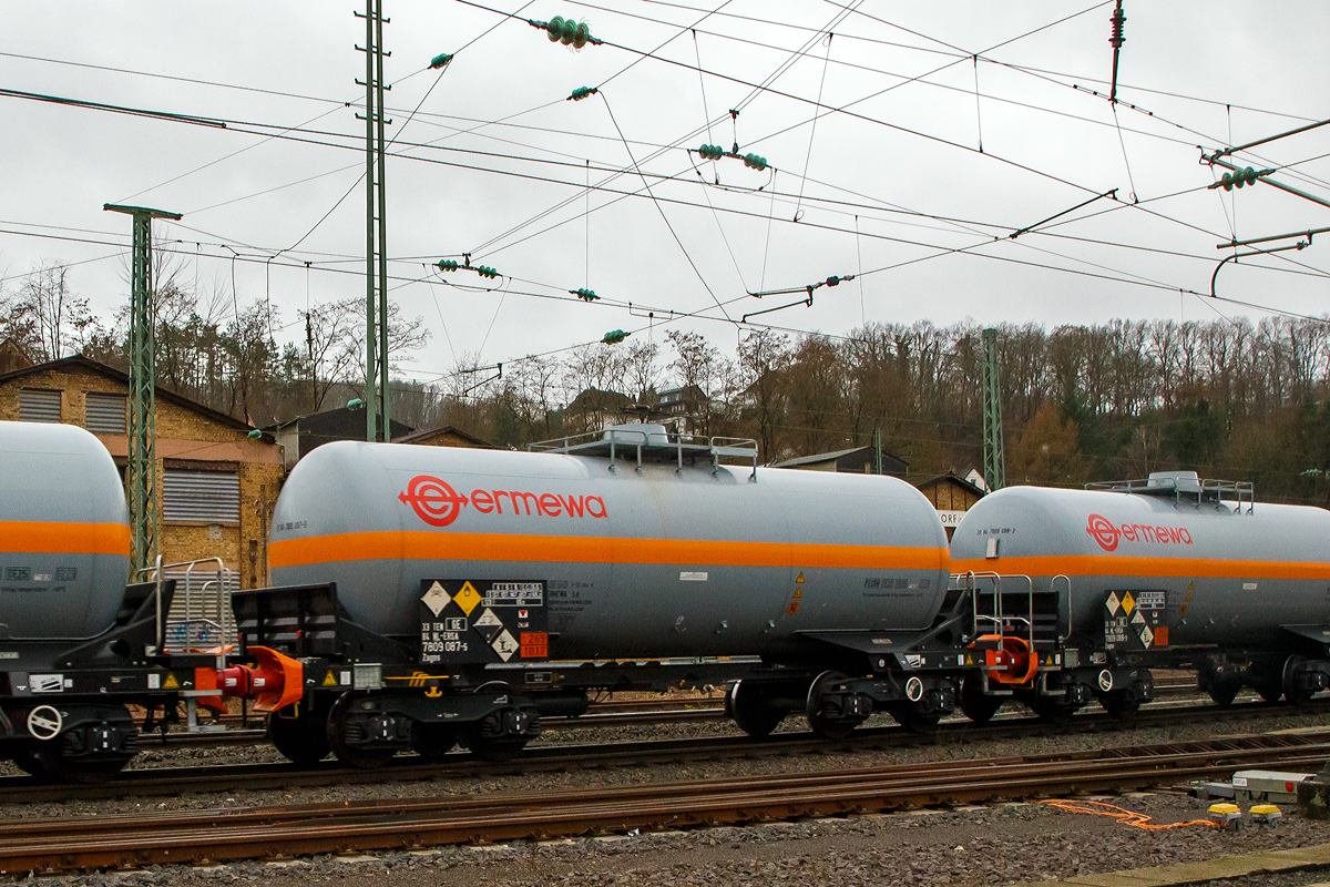 Vierachsiger Drehgestell-Druckgaskesselwagen der Gattung Zagns, 33 84 7809 075-5 NL-ERSA, der Ermewa Holding SA, mit dem Ladegut Chlor (Gefahrgutnummer 265/1017) am 05.01.2022 im Zugverband, hinter der ITL 285 108-7. bei der Durchfahrt in Betzdorf (Sieg) in Richtung K�ln. 

Die Gefahrnummer 265 zeigt an - giftiges Gas, brandf�rdernd.
Die vierstellige UN-Nummern gibt den Stoff an – Chlor.

Als Sicherheitseinrichtungen besitzen diese Wagen Crashpuffer mit �berpufferungsschutz System.