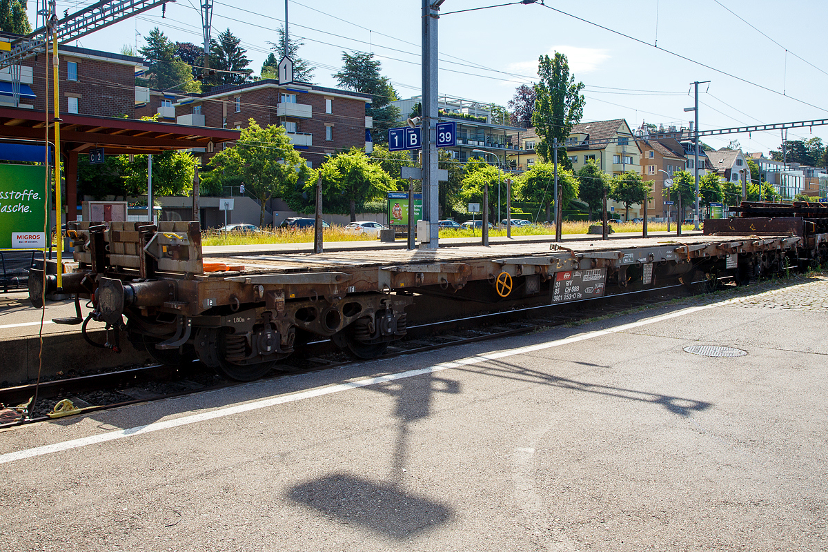 Vierachsiger Drehgestell-Flachwagen mit Drehrungen und Stirnwandklappen, 31 80 3961 476-9 CH-SBB, Gattung Rs, der SBB Cargo AG, abgestellt am 07.06.2015 beim Bahnhof Z�rich-Tiefenbrunnen.

Der Wagen ist f�r den Transport von Walzwerkerzeugnissen Stra�enfahrzeugen einschl. Kettenfahrzeugen, Erzeugnissen der Bauindustrie, usw. geeignet. Die an den Stirnseiten angeordneten �berfahrklappen gestatten abgeklappt das Durchfahren von Gleisb�gen mit mindestens 150 m Halbmesser. Die �berfahrklappen liegen im abgeklappten Zustand auf 4 Konsolen auf. In senkrechter Stellung werden sie durch je 2 am Kopfst�ck angeordneten Fallrungen gehalten. Je Wagenl�ngsseite sind 8 absenkbare Drehrungen vorhandenEr kann eine Radlast von 6,0 t aufnehmen. Im Fu�boden sind 10 klappbare Ladeschwellen eingebaut. Die Wagen sind mit einer vom Boden aus bedienbaren Feststellbremse ausger�stet. 

TECHNISCHE DATEN:
Spurweite: 1.435 mm (Normalspur)
Gattung/Bauart: Rs 
Anzahl der Achsen: 4 in 2 Drehgestellen
L�nge �ber Puffer: 19.900 mm
Drehzapfenabstand: 14.860 mm
Achsabstand im Drehgestell: 1.800 mm
Ladel�nge: 18.500 mm
Ladebreite: 2.766 mm 
Ladefl�che: 51,0 m�
Fu�bodenh�he �ber SO: 1.305 mm (+ 70 mm Ladeschwelle)
H�chstgeschwindigkeit: 100 km/h 
Eigengewicht: 24.000 kg
Maximale Ladegewicht: 56 t (ab Streckenklasse C)
Bauart der Bremse: O-GP-A  max. 54 t (K)
Bremssohle: Cosid 810
Handbremse: Fbr 
Internationale Verwendungsf�higkeit: ohne