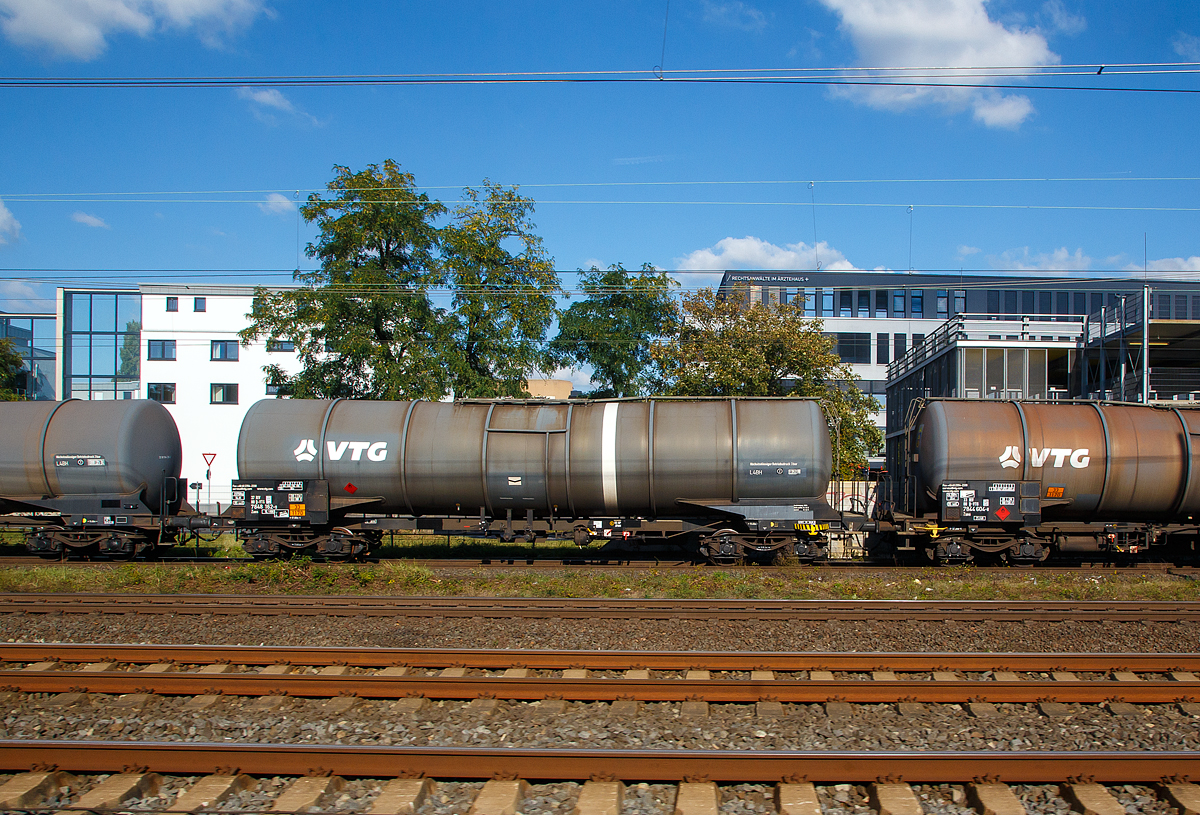 Vierachsiger Drehgestell-Kesselwagen 37 80 7848 162-9 D-VTG, der Gattung Zans, der VTG AG /Hamburg), im Zugverbund am 08.10.2021 bei der Zugdurchfahrt in Troisdorf. Aufnahme aus einem Zug heraus.
 
Die Gefahrgutkennzeichnung 33/1170 zeigt an es handelt sich um Ethanol (Ethylalkohol). 

TECHNISCHE DATEN (gem. Anschriften) :
Spurweite: 1.435 mm
Achsanzahl: 4 (in 2 Drehgestelle)
Länge über Puffer: 17.000 mm
Drehzapfenabstand: 11.960 mm
Achsabstand im Drehgestell: 1.800 mm
Laufraddurchmesser:  920  mm (neu) 
Eigengewicht: ca. 23.750 kg
Tankinhalt: 95.000 l 
Max. Ladegewicht: 60,2 t (Streckenklasse D)
Höchstgeschwindigkeit: 100 km/h (beladen) / 120 km/h (leer)
Bremse: KE-GP
Prüfdruck: 4,0 bar
Max. Betriebsdruck: 3,0 bar
Tankcode: L 4 BH
L= Tank für Stoffe in flüssigem Zustand (flüssige Stoffe oder feste Stoffe, die in geschmolzenem Zustand zur Beförderung aufgegeben werden)
4= zutreffender Mindestprüfdruck in bar
B = Tank mit Bodenöffnungen mit 3 Verschlüssen für das Befüllen oder Entleeren 
H = luftdicht verschlossener Tank
Intern. Verwendungsfähigkeit:  RIV