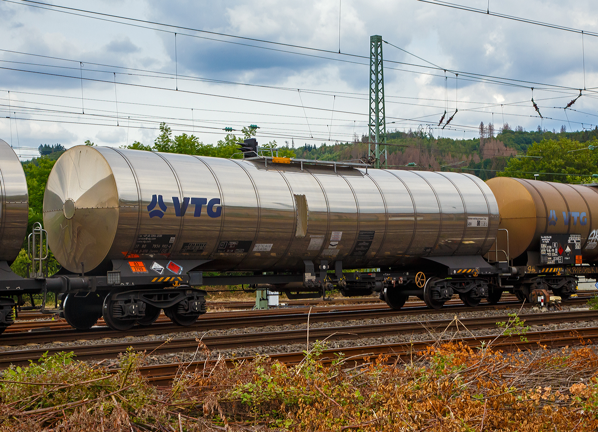 
Vierachsiger-Drehgestell Kesselwagen für Essigsäure, der Gattung Zacens,37 80 7834 982-6 D-VTG am 19.06.2020 bei einer Zugdurchfahrt in Betzdorf (Sieg).

Die Gefahrguttafel (83/2789) zeigt es auch noch an: (oben) Gefahrgutnummer 83 = ätzender oder schwach ätzender Stoff, entzündbar (Flammpunkt von 23°C bis einschließlich 60°C) / (unten) UN-Nummer 2789 = ESSIGSÄURE mit mehr als 80 Masse-% Säure.
Essigsäure ist eine farblose, flüssige, ätzende und typisch nach Essig riechende Carbonsäure. Als Lebensmittelzusatzstoff hat sie die Bezeichnung E260.

TECHNISCHE DATEN:
Gattung: Zacens
Spurweite: 1.435 mm
Länge über Puffer : 16.400 mm
Drehzapfenabstand: 11.360 mm
Achsabstand im Drehgestell: 1.800 mm
Höchstgeschwindigkeit: 100 km/h (120 km/h leer)
Kleinster befahrbarer Gleisbogen: R= 35 m
Eigengewicht: 23.290 kg
Nutzlast: 66,7 t (ab Streckenklasse D)
Gesamtvolumen: 77.340 Liter
Max. Betriebsdruck: 3 bar
Tankcode: L4BH
L= Tank für Stoffe in flüssigem Zustand 
4 = Berechnungsdruck 4 bar (Betriebsduck max. 3 bar)
B = Tank mit Bodenöffnungen mit 3 Verschlüssen für das Befüllen und Entleeren
H = Luftdicht verschlossener Tank (siehe Begriffsbestimmung in Abschnitt 1.2.1)
Behälterwerkstoff : Edelstahl
Heizung: 6-strängig, außen liegend, 8,4 m
Bauart der Bremse: KE – GP
Intern. Verwendungsfähigkeit: TEN