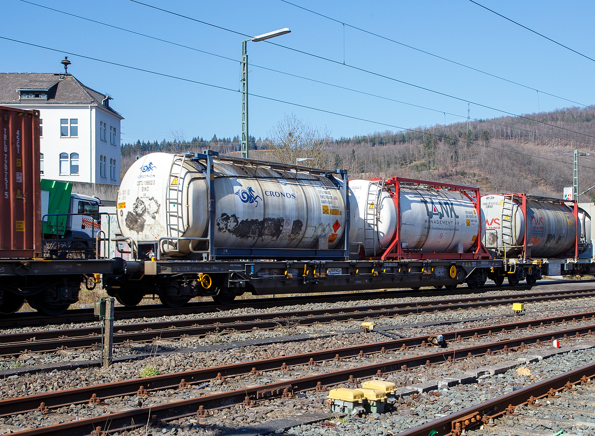 Vierachsiger Drehgestell-Taschenwagen T 4 für den Transport von Sattelaufliegern 33 85 4506 213-9 CH-HUPAC der Gattung Sdgnss (T 4.0) der Hupac Intermodal SA, am 24.03.2021 im Zugverband bei der Zugdurchfahrt in Niederschelden.

Der von der Hupac AG eigenentwickelte T4.0 hat nun eine Ladelänge von 18.280 mm, die heute auch bei einteiligen 60'-Containertragwagen üblich ist.

TECHNISCHE DATEN:
Spurweite: 1.435 mm
Länge über Puffer: 19.740 mm
Drehzapfenabstand: 14.200 mm
Achsabstand im Drehgestellen: 1.800 mm
Ladelänge: 18.280 mm
Eigengewicht: 22.500 kg 
Max. Zuladung bei Lastgrenze S: 67,5 t (ab Streckenklasse D)
Max. Zuladung bei Lastgrenze SS: 57,5 t (ab Streckenklasse B)
Max. Geschwindigkeit: 100 km/h / bei Lastgrenze SS und leer 120 km/h
Kleinster befahrbarer Gleisbogen: R 75 m
Feststellbremse: Ja 
Intern. Verwendungsfähigkeit: RIV
