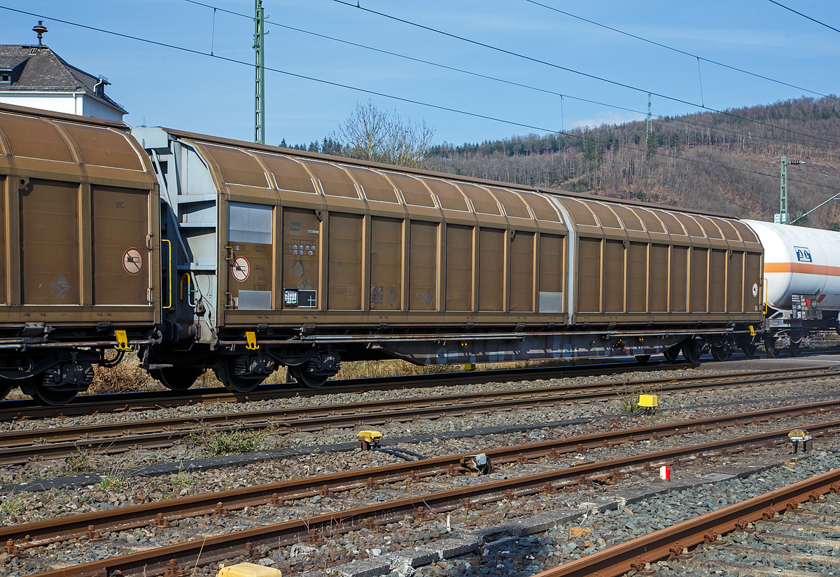 Vierachsiger, großräumiger Schiebewandwagen 31 55 2870 122-2 H-RCH, der Gattung Habbinss,  der Rail Cargo Hungaria (Ein Unternehmen der ÖBB), am 16.03.2022 im Zugverband bei der Zugdurchfahrt in Niederschelden (Sieg).

TECHNISCHE DATEN:
Gattungskennzahl: 2870
Spurweite: 1.435 mm
Länge über Puffer : 23.200 mm
Drehzapfenabstand: 17.700 mm
Achsabstand im Drehgestell:  1.800 mm
Eigengewicht: 27.000 kg
Ladelänge: 22.000 mm
Ladebreite: 2.840 mm
Ladefläche: 62,4 m²
Rauminhalt: 167,2 m³
Breite d. Seitentürenöffnung: 10.800 mm
Max. Zuladung bei Lastgrenze S: 63,0 t (ab Streckenklasse D)
Max. Zuladung bei Lastgrenze SS: 53,0 t (ab Streckenklasse C)
Max. Geschwindigkeit: 100 km/h (Lastgrenze SS und leer 120 km/h)
Bremse: KE-GP-A
Feststellbremse: Nein
Intern. Verwendungsfähigkeit: RIV
Bemerkungen: Max 63 EUR-Palette möglich.  Bodenmaterial Holzboden, rutschfrei beschichtet.