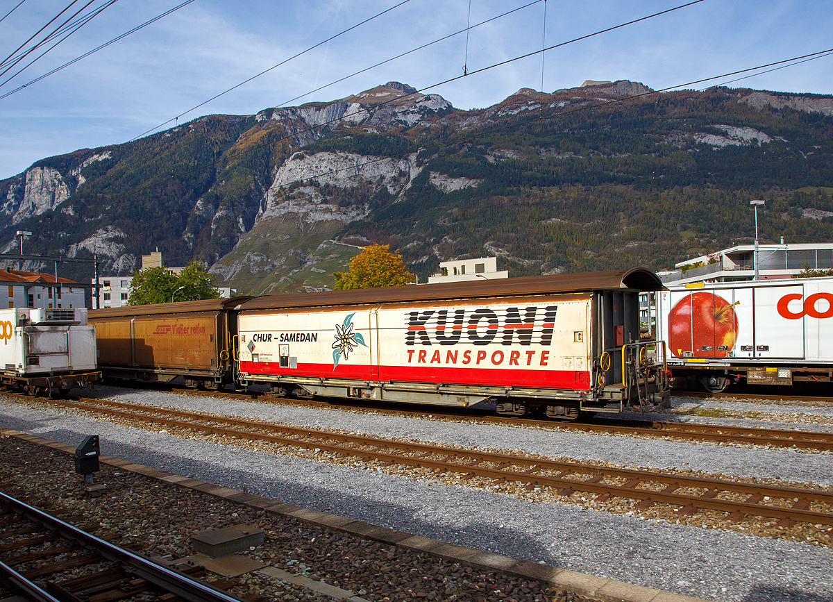 Vierachsiger Schmalspur Drehgestell- Schiebewandwagen Haik-v 5135 abgestellt am 01.11.2019 im Rbf Chur (aufgenommen aus einem Zug heraus). Diese Wagen wurden 1980 gebaut. Sie laufen auf Drehgestellen vom Typ JMR 77 (Josef Meyer, Rheinfelden).

Der gedeckte vierachsige Schiebewandwagen des Typs „Haik“ ist ein G�terwagen f�r den Transport von 31 Normpaletten mit Lebensmitteln, Getr�nken, Baustoffen und allen anderen G�tern. Die Schiebwand �ffnet sich auf einer Breite von �ber 6 Metern f�rs Beladen mit Handhubwagen oder Gabelstapler.

TECHNISCHE DATEN:
Spurweite: 1.000 mm
L�nge �ber Puffer: 14.695 mm
Breite �ber Alles: 2.700 mm
H�he �ber SOK: 3.575 mm
Drehzapfenabstand: 9.030 mm 
Achsabstand im Drehgestell: 1.400 mm
Laufraddurchmesser: 750 mm (neu)
Ladel�nge; 12.755 mm
Ladebreite: 2.580 mm
Ladefl�che: 32,7 m�
Ladevolumen: 66 m�
Eigengewicht: ca.15 t
Ladegewicht: max. 26 t
