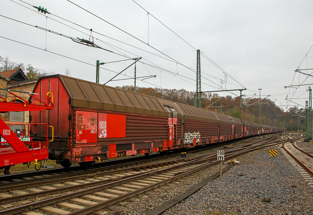 Viergliedrige, geschlossene Doppelstock-Autotransportwagen mit acht Radsätzen, im Vordergrund 45 80 291 4 016-7 D-ATG der Gattung Hcceerrs 330, der DB Cargo Logistics GmbH (ex ATG Autotransportlogistic GmbH), am 20.11.2021 bei einer Zugdurchfahrt im Bahnhof Betzdorf (Sieg). Die geschlossene Doppelstock-Autotransportwageneinheit besteht aus 4 kurzgekuppelten zweiachsigen Wagen.

Ab 2003 liefert LHB-Alstom die viergliedrige (vierteilige) festgekuppelte, bedeckte Doppelstock-Wageneinheit Hcceerrs 330 an DB Cargo bzw. ATG ab. Sie ist speziell für den Transport von Kraftfahrzeugen der Mercedes E- und S-Klasse von Daimler-Chrysler (DC) im Lademix ausgelegt. DC hatte zur Bedingung gemacht, den Schutz vor Witterungseinflüssen, bahnspezifischer Verschmutzung und Vogelkot sowie vor Vandalismus und Graffiti-Schmierereien, aber auch vor Einbruch / Diebstahl zu optimieren. Die geschlossene Bauart bietet zusätzlich die Möglichkeit, auf die bisher übliche spezielle Transportschutz-Beschichtung zu verzichten.

Die Wagen sind für den Einsatz in Ganzzügen vorgesehen und können aufgrund ihrer baulichen Abmessungen nicht in allen Ländern uneingeschränkt eingesetzt werden. Auf Radvorleger wurde im Einvernehmen mit DC verzichtet. Die doppelstöckige Beladung erfolgt über zweiteilige Falt-Stirntüren, der Zugang für das Bedienungs-Personal erfolgt über die an den Wagenenden angeordneten Seitentüren, für die obere Ebene mit Aufstiegsleiter. Die Wagenübergänge der einzelnen Wagenelemente verfügen über Überfahrklappen aus gewebeverstärktem Gummi und sind mit Faltenbälgen verschlossen. Der Ladevorgang darf nur auf Gleisen ohne Oberleitung erfolgen. Zur Beladung ist die obere Ladeebene an den Einheitsenden gemeinsam mit dem Dach anhebbar. Das vollständig aus Aluminium bestehende Hubdach wird an allen 4 Wagengliedern gleichzeitig bewegt. Der maximale Dachhub beträgt 400 mm. Die Betätigung erfolgt elektro-hydraulisch, vor Öffnen und Schließen des Daches müssen alle Türen verschlossen sein. Das abgesenkte Hubdach verriegelt gleichzeitig die Einheit gegen Zutritt und verschließt die Lüftungsschieber oberhalb der unteren Ladeebene.

Aufgrund seiner Länge von 54 m besitzt dieser Spezialwagen eine besonders hohe Ladekapazität. Das gegenüber offenen Autotransportwagen deutlich niedriger liegende Geräuschniveau beim Ladevorgang schont darüber hinaus die Umwelt. Durch die elektrohydraulische Bedienung sowie eine durchgängige Innenbeleuchtung auf beiden Ladeebenen werden die Arbeitsbedingungen an den Be- und Entladestellen erheblich verbessert.

TECHNISCHE DATEN:
Spurweite: 1.435 mm
Anzahl der Achsen: 8
Länge über Puffer: 54.000 mm
Achsabstand: 4 x 9.000 mm
Laufraddurchmesser: 840 mm (neu)
Ladelänge: 52.680 mm (unten) / 52.500 mm (oben)
Durchschnittl. Eigengewicht: 65.060 kg
Max. Ladegewicht: 48,0 t ab Streckenklasse A
Maximale Radsatzlast: 18 t
Höchstgeschwindigkeit: 100 km/h (beladen) / 120 km/h (leer)
Kleinster befahrbarer Gleisbogenradius: 100 m (im Zugverband)
Bremse: 2 × KE-GP
Feststellbremse: Ja
Intern. Verwendungsfähigkeit: nein