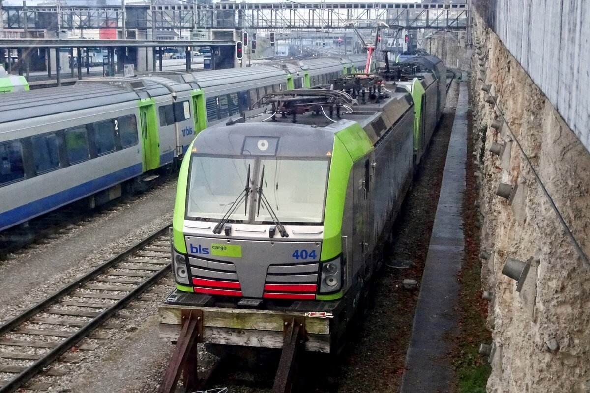 Vogelperspektiv auf BLS Cargo 475 404 abgestellt in Spiez am 1.Jänner 2020.