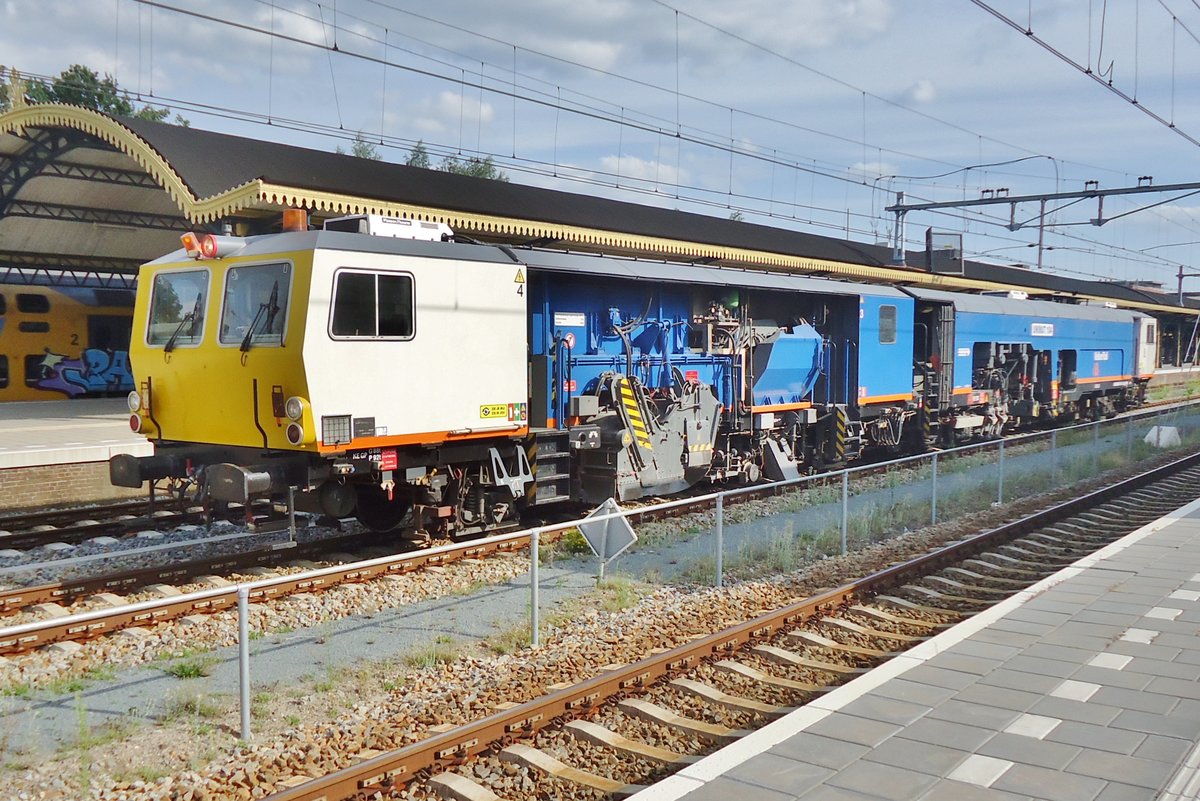 Volker Rail UniMat 104 steht m 5 Augustus 2015 in ´s Hertogenbosch.