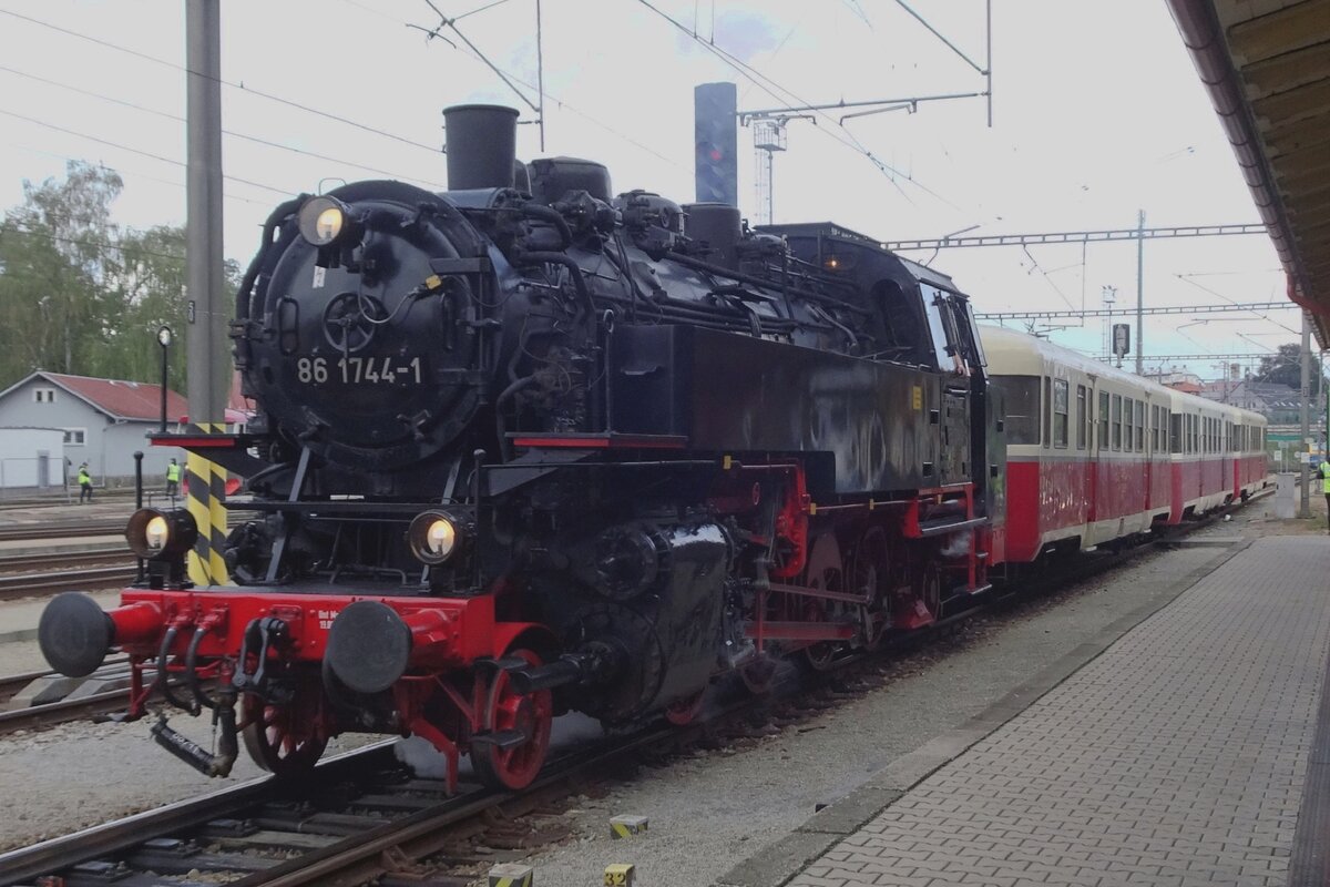 Volldampf! Am 11 September 2022 zieht 86 1744 ein Sonderzug ins Bahnhof von Benesov u Prahy ein während STEAM-53.