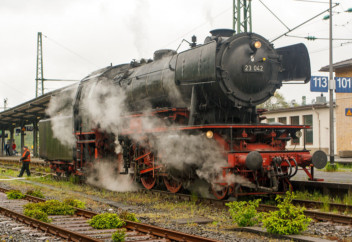 
Volldampf im Hellertal, aus Anlass: 150 Jahre Eisenbahn an Sieg, Heller, Dill und Lahn, am 06.Mai 2012: 
Die Dampflok 23 042 vom Eisenbahnmuseum Darmstadt-Kranichstein am 06.05.2012 beim Wasserfassen im Bahnhof Betzdorf/Sieg, leider war es diesem Tag nur am regnen. 

Diese Neubaulok wurde 1554 von Henschel u. Sohn, Kassel unter der Fabriknummer 28542 gebaut. Von der BR 23 wurden insgesamt 105 Lokomotiven gebaut die letzte, die 23 105, wurde 1959 bei Jung in Kirchen/Sieg, dies war auch die letzte Neubaulok der DB.