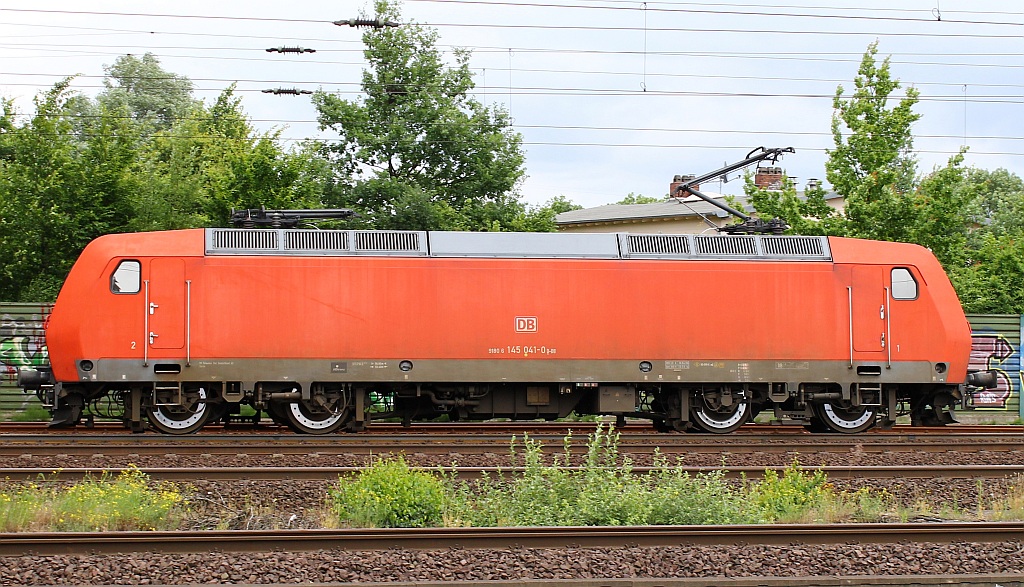 Volle Breitseite....145 041-0(im Seiten-Portrait) bei der Durchfahrt in HH-Harburg. 14.07.2013