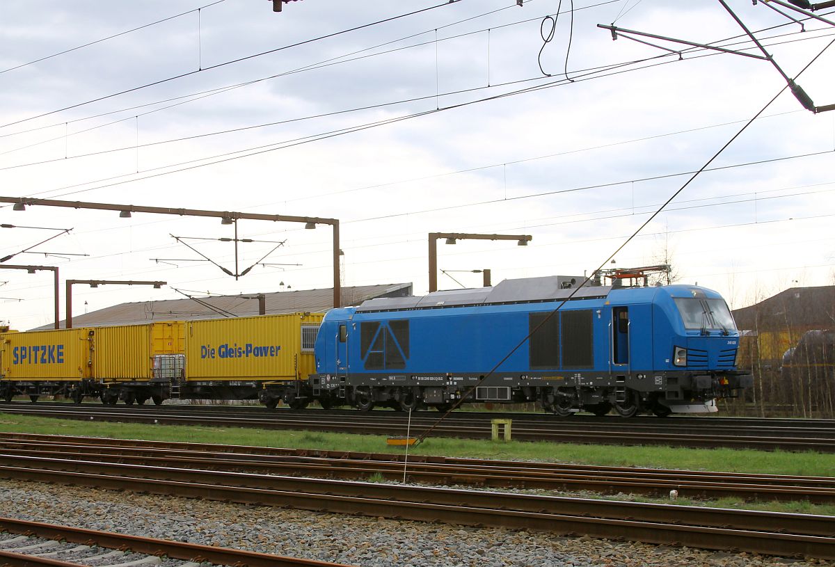 Vollkommen überraschend fuhr im denkbar ungünstigsten Moment ein Spitzke Bauzug mit der neuen 
DualMode SLG 248 028(REV/MMAL/02.03.2023) an der Spitze auf den hinteren Gütergleisen des Bahnhofs Pattburg/Padborg ein 04.04.2023