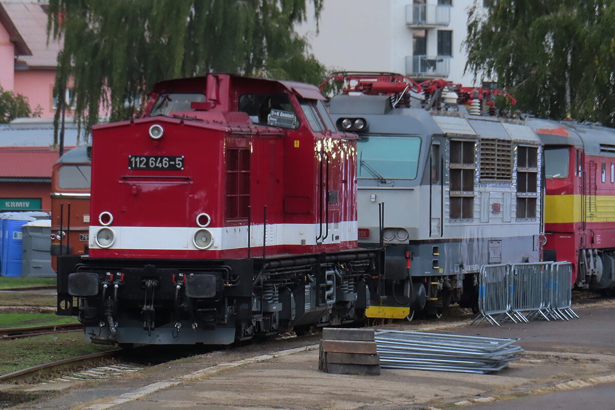 Vom Bahnsteig mit etwas zooming wurde am 26 September 2025 in Benesov u Prahy der Triangula 112 646 ins Depot stehend fotografiert.