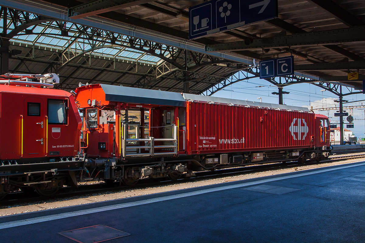 Von der anderen Seite...
Das Rettungsfahrzeug XTmas 99 85 9147 004-3  von dem Lösch- und Rettungszug (LRZ)  Lausanne  hier am 29.05.2012 im Bahnhof Lausanne. 

Das Basisfahrzeug ist ein Windhoff MPV mit Spezialcontaineraufbau und Unterflurantrieb, 2 x 390 kW (MTU- PowerPack). 
Das Fahrzeug besitzt weiterhin: Rettungscontainer (Dräger Safety) mit Rettungsraum mit Bänken und Gestellen für Tragen, Schleusenraum, Funkschrank, Atemluftvorrat 540.000 Liter. Die Rettungsplattform als Verkehrsfläche für die Passagiere. Sowie einen Hilfsführerstand (Look Out) für Rückwärtsfahrt.
