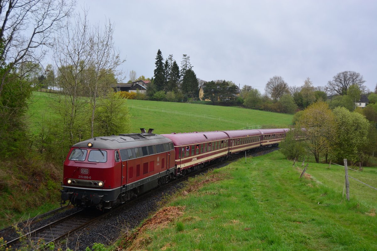 Von Au bis Altenkirchen zog 215 086-0 den Sonderzug über die Oberwesterwaldbahn während die 52 4867 als Schublok am Zugschluss dampfte. Hier fährt der Sonderzug gerade an Niederhausen Richtung Altenkirchen.

Niederhausen 22.04.2017