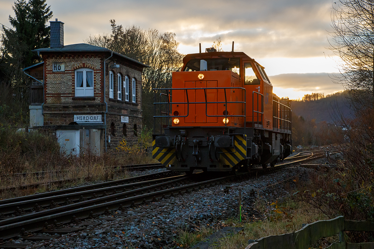 Von Burbach über Hellertalbahn kommend hat die KSW 44 (92 80 1271 004-4 D-KSW) die MaK G 1000 BB der KSW (Kreisbahn Siegen-Wittgenstein)  am spätem Nachmittag des 24.11.2021 Herdorf erreicht, nach dem Richtungswechsel fährt sie nun auf KSW Rangierbahnhof Herdorf (Freien Grunder Eisenbahn KSW NE447 / DB-Nr. 9275). Dann geht es später in Richtung Neunkirchen-Salchendorf.