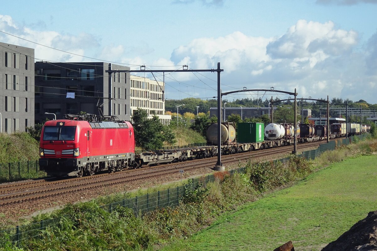 Von ein Sandhaufen bei Tilburg-Reeshof wurde am 15 Oktober 2021 DB 193 333 fotografiert.