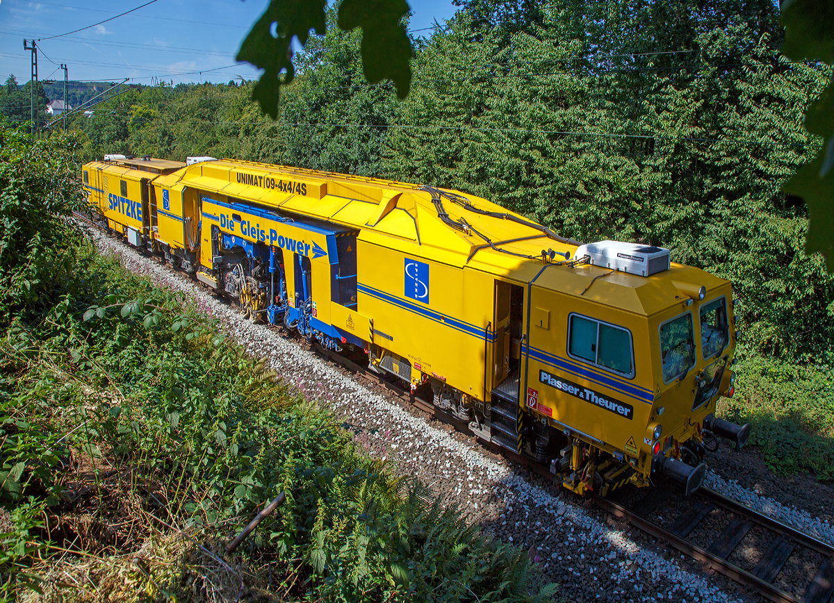 
Von einer etwas anderen Pespektive....
Die Plasser & Theurer Universal-Stopfmaschinen Unimat 09-4x4/4S (Schweres Nebenfahrzeug Nr. D-SPAG 99 80 9124 019-7) der Spitzke SE (Großbeeren) am 02.08.2015 auf der Siegstrecke (KBS 460) bei Windeck-Schladern. Hier zwischen  Schladern und Rosbach (2 km) ist die Siegstrecke, durch die Auswirkungen des 2 Weltkrieges nur eingleisig, da die zerstörte Brücken nur eingleisig wieder aufgebaut wurden.
