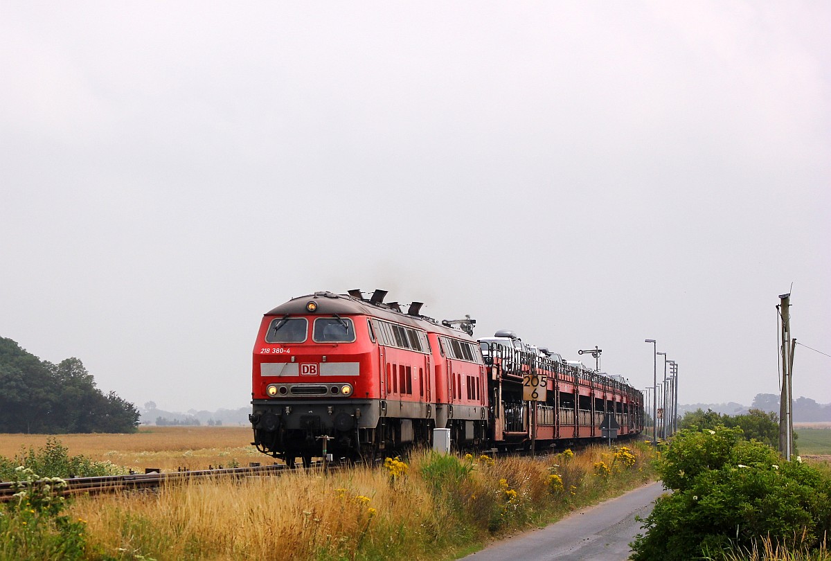 Von Niebüll kommend nehmen DB 218 380-4(REV/HB X/10.10.08, Verl/HB X/25.06.16) und 218 369-7(REV/HB X/19.03.09, Verl/ANB/18.03.16)mit ihrem SyltShuttle bei Lehnshallig ordentlich Fahrt auf. Lehnshallig 25.07.15