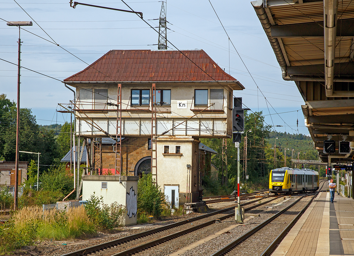 
Von der Rothaarbahn (KBS 443) kommend (rechts) fährt nun der VT 506  (95 80 1648 106-0 D-HEB / 95 80 1648 606-9 D-HEB), ein neuer Alstom Coradia LINT 41 der HLB (Hessische Landesbahn GmbH), auf die Ruhr-Sieg-Strecke (KBS 440) und erreicht nun auch somit den Bahnhof Kreuztal. Der LINT 41 fährt als RB 93  Rothaarbahn  (Bad Berleburg - Kreuztal -Siegen - Betzdorf). 

Im Vordergrund das stillgelegte 1931 gebaute Reiterstellwerk Kreuztal Nord (Kn).