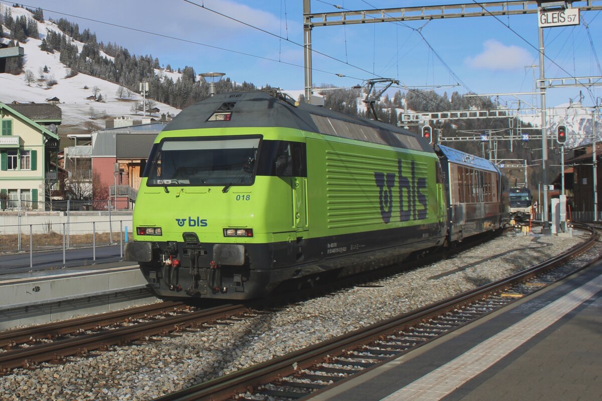 Von Spiez kommend, treft BLS 465 018 mit der umspurbarer MOB-Panoramic Expresss in Zweisimmen ein am 1. J�nner 2024. Die normalspuriger BLS 465 wird ersetzt von ein Schmalspurellok der MOB. Dann wird der Zuggarnitur ganz r�hig durch einer Umspurungsgerat geleitet bevor die Reise nach Gstaadt und Montreux weiter geht.
