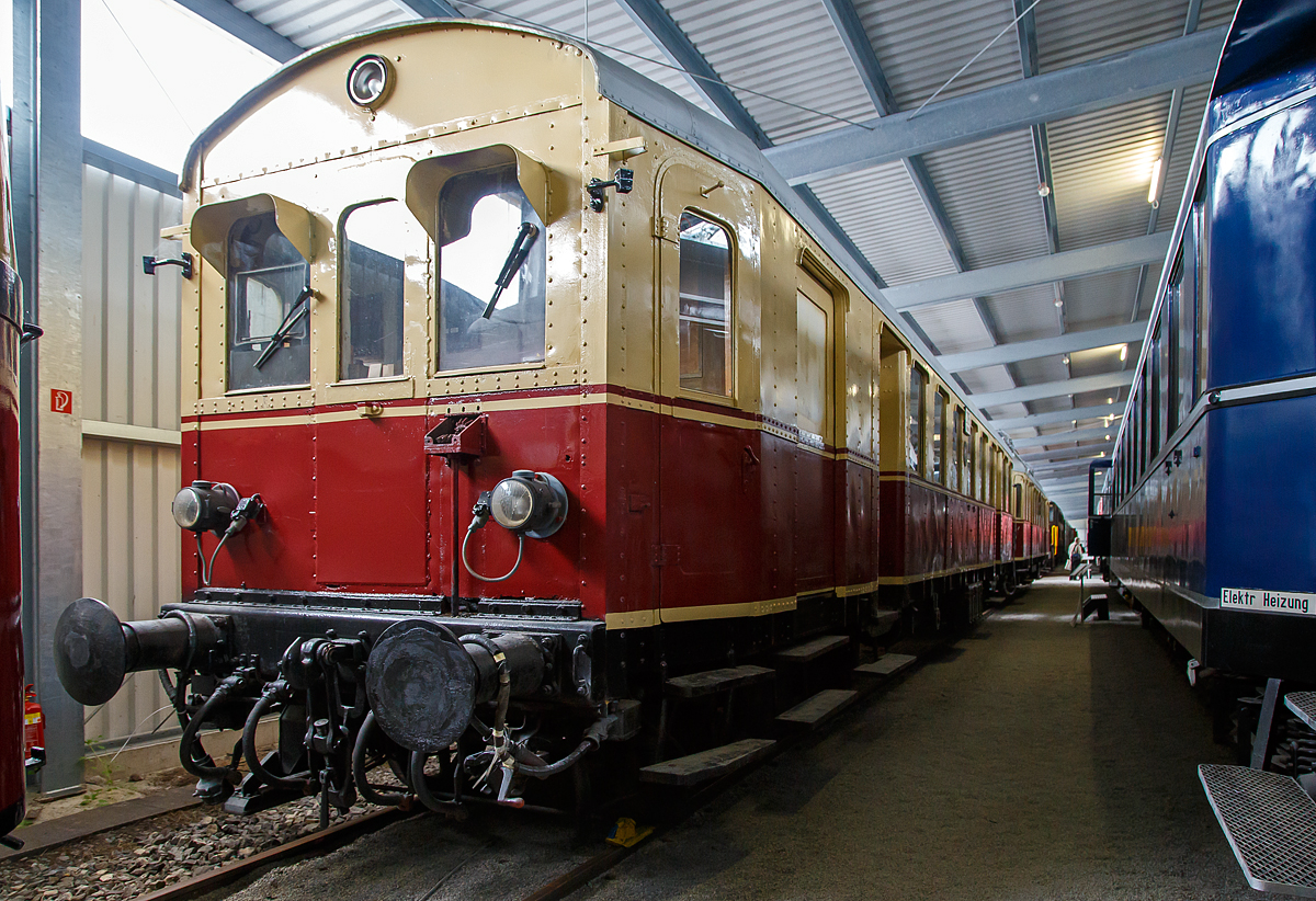 Von der Steuerwagenseite.....
Der Steuerwagen ES 85 15, ex DB 885 615, ex DRG elS 2115, gekuppelt  mit dem Elektrotriebwagen ET 85 07, ex DB 485 00, ex DRG elT 1107, ausgestellt am 09.09.2017 in der SVG Eisenbahn-Erlebniswelt Horb.
