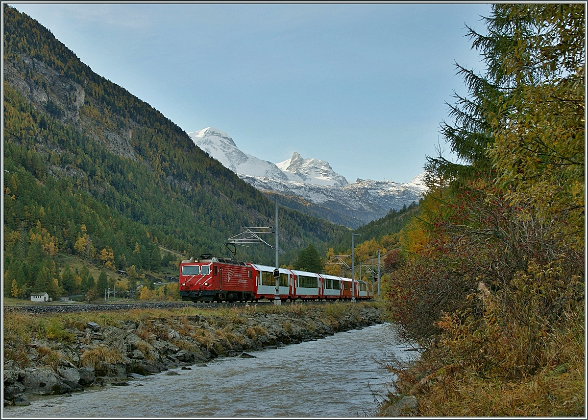 Von Zermatt kommend hat der Glacier Express rollt der Glacier Expres Täsch entgegen.
21. Okt. 2013