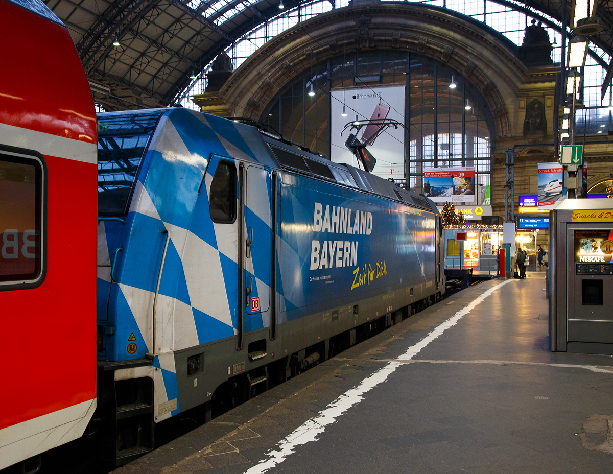 
Von der Zugseite muss ich sie auch zeigen...
Die 146 246-4  Bahnland Bayern  (91 80 6146 246-4 D-DB) der DB Regio Bayern, steht am 27.12.2015 im Hbf Frankfurt am Main mit dem RE 4603 nach Würzburg Hbf bereit.