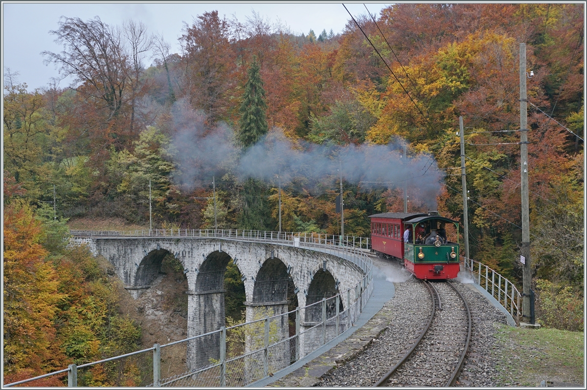 Vor dem Hintergrund eines bunten Herbstwaldes dampft die Blonay-Chamby G 2/2 4  Rimini  über den Baye de Clarens Viadukt.

30. Okt. 2021