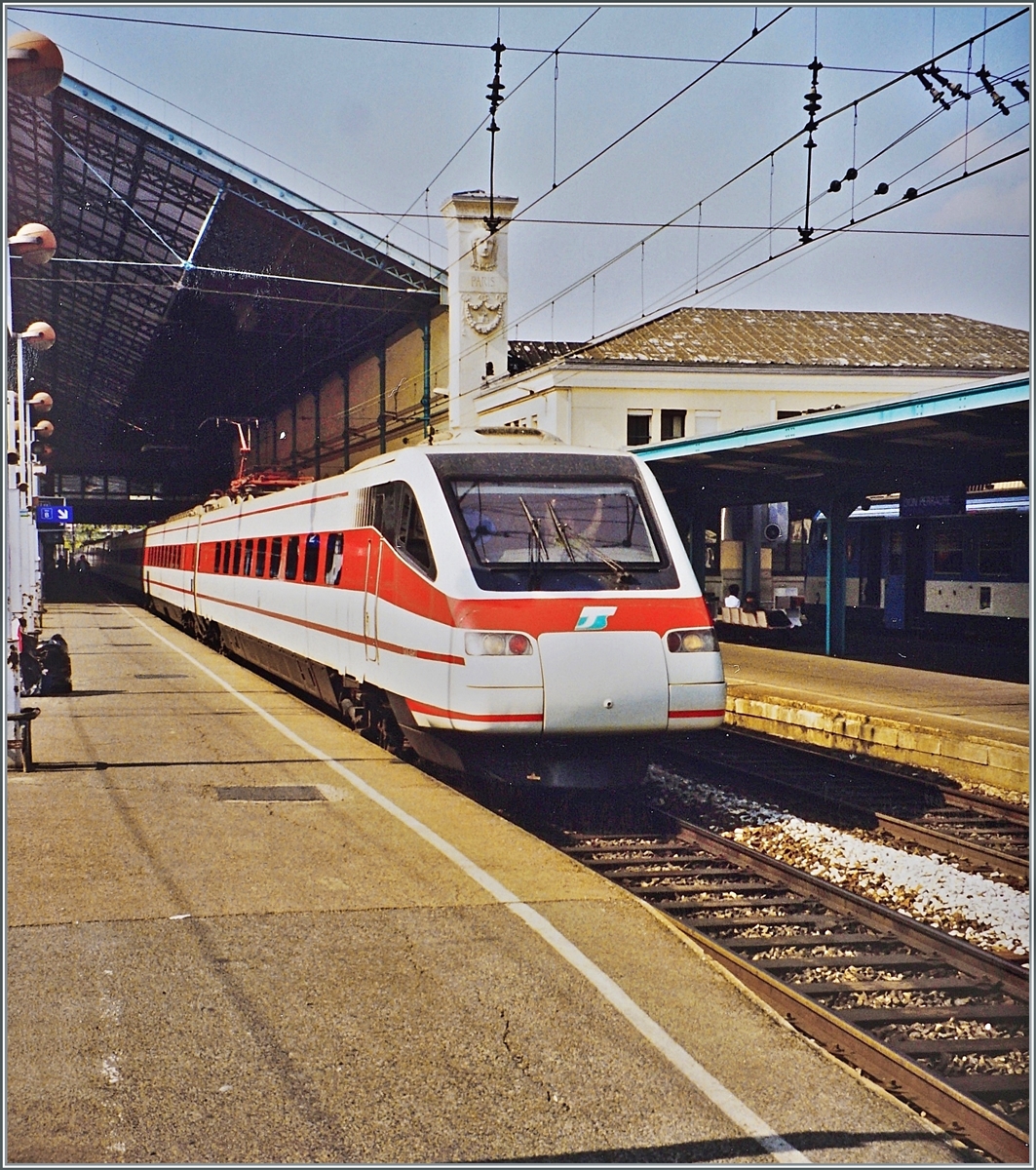 Vor vielen Jahren stand ich schon mal an derselben Stelle im Bahnhof von Lyon Perrache und konnte einen FS ETR 463 fotografieren: Dieser FS ETR 463 wartet in Lyon Perrache auf die Abfahrt nach Torino. Die Verbindung war wohl nicht sehr erfolgreich, denn die FS ETR 463 verkehrten nicht lange, doch seit dem Fahrplanwechsel 2021/22 hat die FS erneut den Verkehr nach Frankreich aufgenommen: mit ihren ETR 400 fährt die FS von Milano nach Paris und will in der Zukunft zusätzliche Verbindung zwischen Paris und Lyon anbieten. Noch kurz zur Baureihe ETR 463: Aus der Serie der FS ETR 460 wurden die ETR 463 21,27 und 28 für den Verkehr nach Frankreich entsprechend angepasst und als ETR 463 bezeichnet. Zudem zeigt sich der ETR 463 mit einem Einholmstromabnehmer, ein Detail, welches mir erst beim Aufhellen des Bildes aufgefallen ist.

Analogbild vom September 1998. 

 