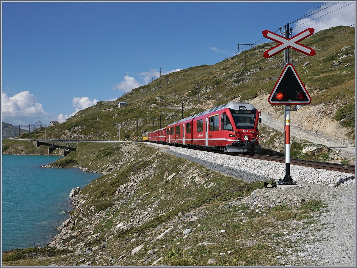 Vorsicht! ein Zug kommt - uns zwar der Rhb Regionalzug von St.Moritz nach Tirano der den Bahnhof Ospizio Bernina verlassen hat und nun Richtung Alp Gr�m f�hrt.
13. Sept. 2016