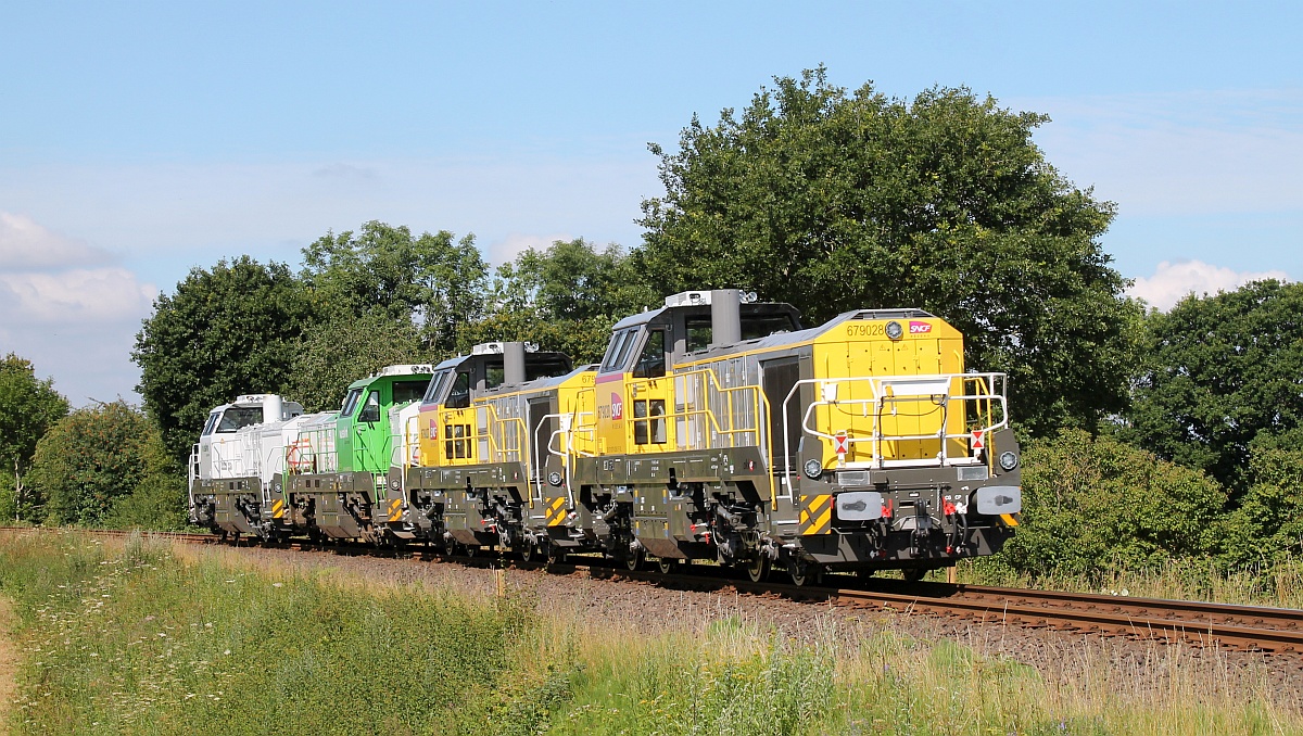 Vossloh DE12 4125 007-9 mit Vossloh DE18 4185 002-7 mit SNCF 679027/0079 027-4 und SNCF 679028/0079 028-2, Flensburg-Tarup (B� R�llschauer Weg) 17.07.2020