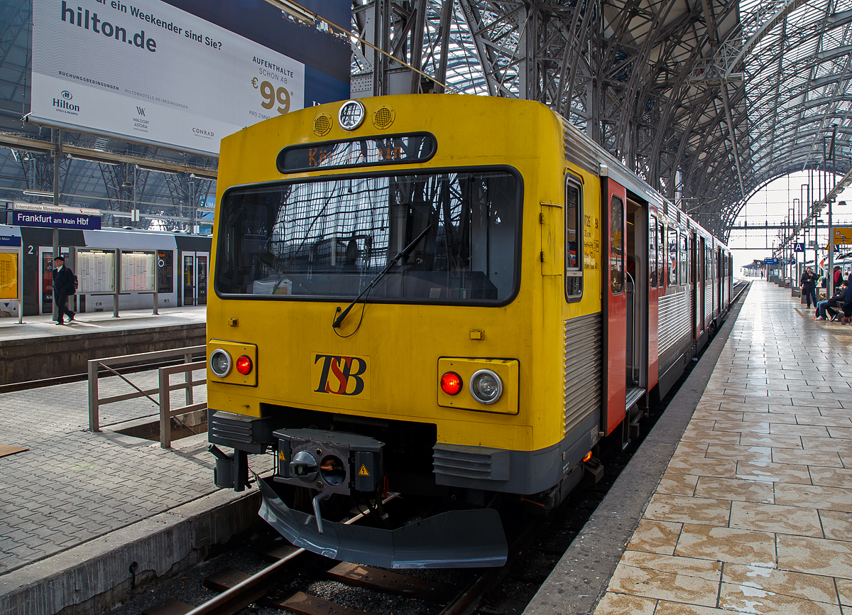 VT2E. 9A / VS2E. 9B (95 80 0609 009-5 D-HEB) der HLB - Hessische Landesbahn (TSB - Taunusbahn) steht am 24.03.2015 im Hauptbahnhof Frankfurt am Main als RB 12 „Königsteiner Bahn“ zur Abfahrt nach Königstein (Taunus) bereit.

Der Triebzug wurde 1992 von LHB (Linke-Hofmann-Busch) in Salzgitter unter der Fabriknummer 9 A/B gebaut.

Der VT/VS 2E ist ein dieselelektrischer Doppeltriebwagen des Herstellers Linke-Hofmann-Busch (LHB, heute Teil von Alstom Transport Deutschland) für den Nahverkehr. Die Fahrzeuge werden im deutschen Fahrzeugeinstellungsregister als Baureihe 0609.0 geführt.
