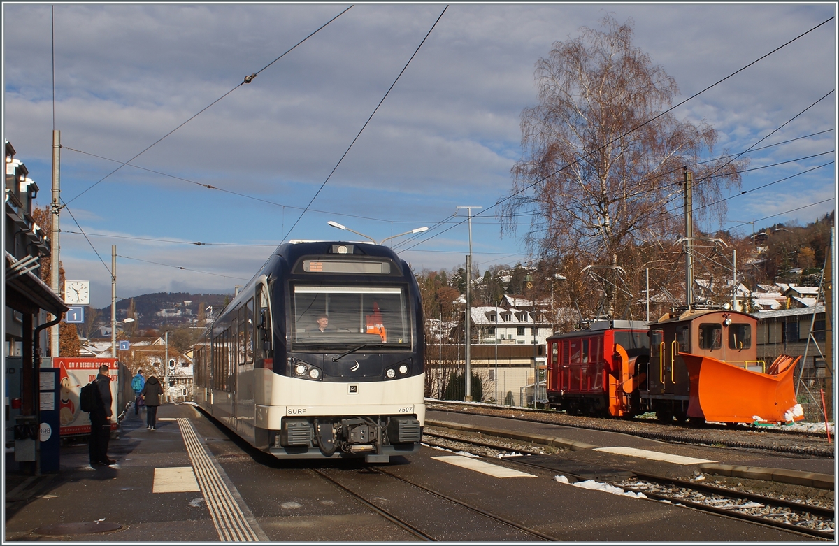 W�hrend auf Gleis 1 in Blonay der CEV MVR ABeh 2/6 7507 wendet, steht auf Gleis 4 der CEV X rot 91 und der 1911 gebauten CEV HGe 2/2 N� 1 f�r die Schneer�umung auf der Strecke Blonay - Les Pl�iades bereit.

Blonay, den 1. Dezember 2021