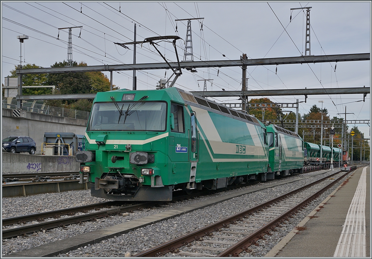 Während bei der MOB die Ge 4/4 Serie 8000 und bei der RhB die Ge 4/4 III meist einzel im Einsatz sind, erfordern die Kieszüge der BAM / MBC in der Regel eine Doppeltraktion der beiden Ge 4/4 21 und 22. 
Im Bild rangieren die beiden Loks nach der Ankunft des Kieszuges in Morges.

18. Oktober 2021