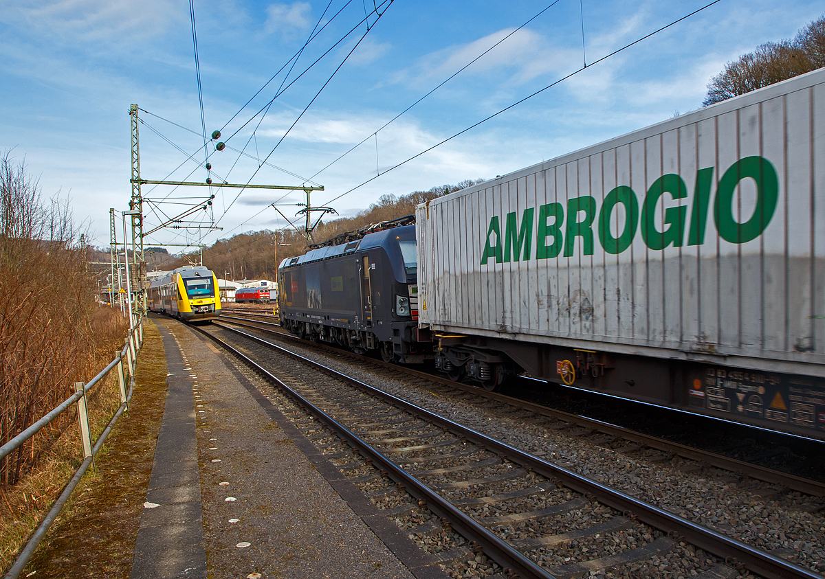W�hrend ein Alstom Coradia LINT 41 der HLB (Hessische Landesbahn), am 12.03.2022, als RB 90  Westerwald-Sieg-Bahn  (Siegen - Au/Sieg – Altenkirchen – Westerburg – Limburg(Lahn), gerade den Bahnhof Scheuerfeld (Sieg) erreicht f�hrt die an die BLS Cargo (Crossrail Benelux) vermietete X 4 E – 712 / 193 712-7  (91 80 6193 712-7 D-DISPO) der MRCE Dispolok GmbH (M�nchen), mit einem KLV-Zug in Richtung Siegen. 

Und zwischen den beiden kann man hinten beim Kleinbahnhof der WEBA (Westerwaldbahn) die abgestellte 218 191-5 (92 80 1218 191-5 D-MZE) der MZE - Manuel Zimmermann Eisenbahndienstleistungen noch erkennen.
