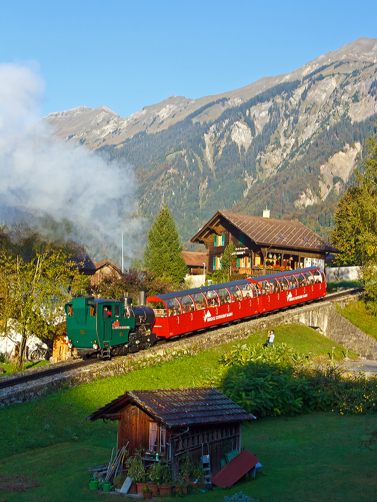 
Während Heinz sie von nah aufnimmt, mache ich es aus der Ferne...
Die Heizöl befeuerte H 2/3 Zahnraddampflok 16 der BRB fährt am 02.10.2011 von Brienz zum Rothorn (2244 m ü. M.) hinauf. 